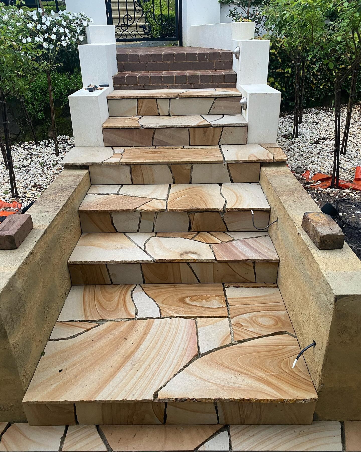 //// Quarry Blend Sandstone ////
20mm thick Crazy pave for quick and easy installation. 
Also available in Bianco White and Gold Banded. 
Quality installation by the boys at @scapezilla 

#sandstone #crazypaving #stonecollectiveoz #landscapedesign #s