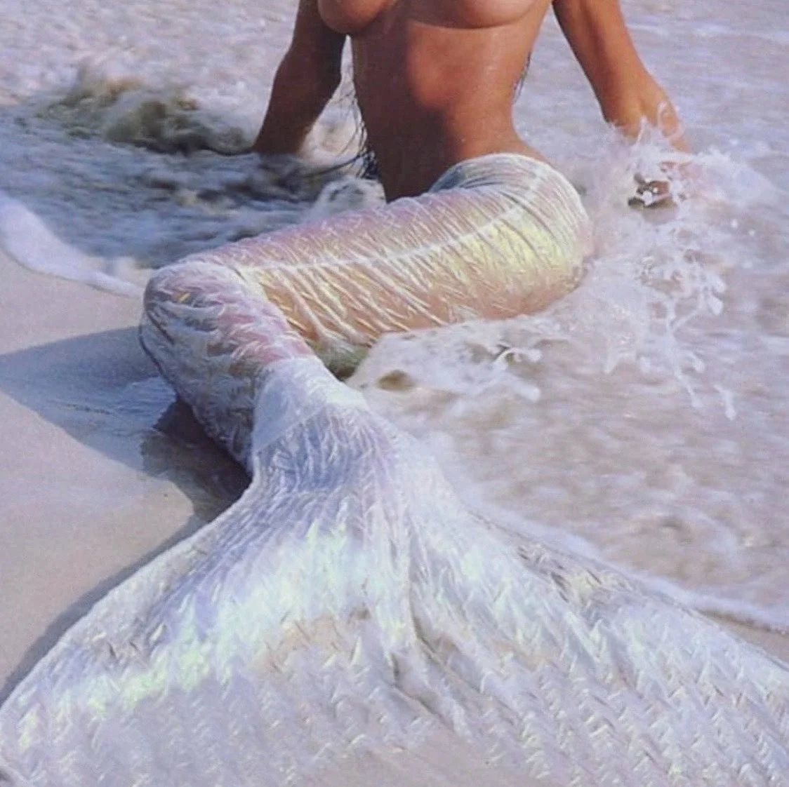 Happy New Moon in Cancer 🧜🏼&zwj;♀️🌊✨

This new moon is exploring in a beautiful water sign, providing heightened energy around loveee, partnerships, and being connected to your emotions. 

This is the best time to allow your subconscious feelings 