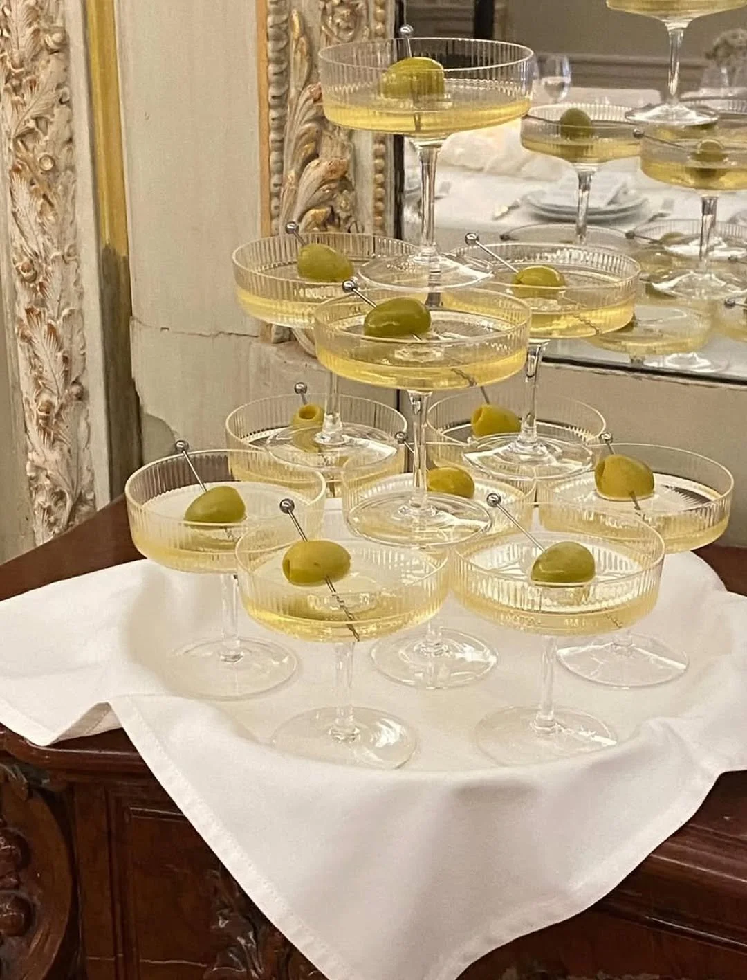 Dry Martini 🍸For @lesfleurstudio and @maria_bernad @amgharassociates.jpg