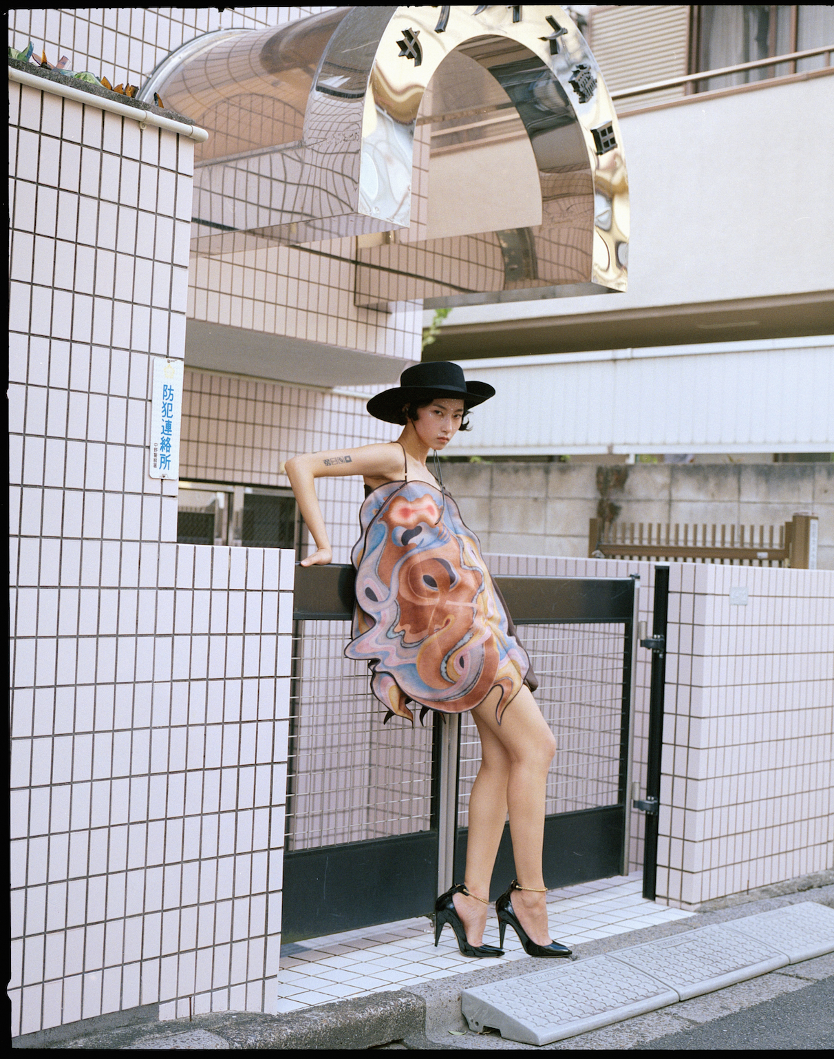Dress YOHEI OHNO
Hat, pumps STYLIST OWNED