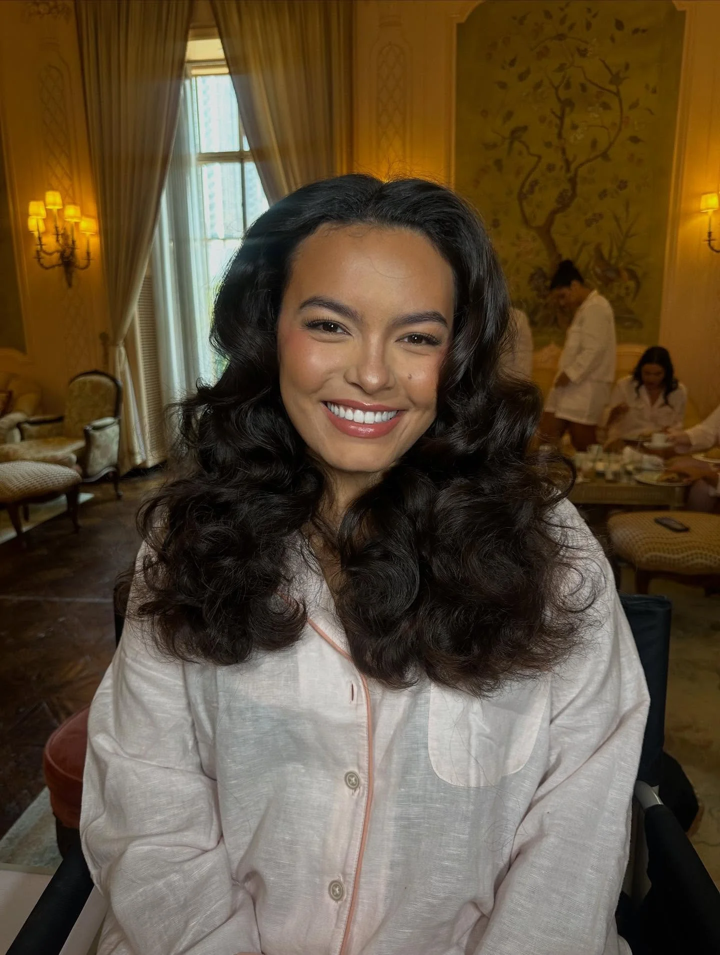 Bridesmaid beauty moment! We just finished her glam, and she is absolutely glowing! Soft, radiant makeup paired with big, voluminous curls for the perfect balance of elegance and fun. Ready to stand by her bride in style!

Our team did such an amazin