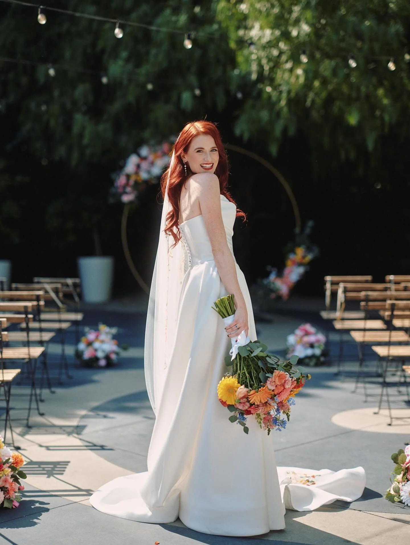 Our gorgeous bride Dev stopped us in our tracks!!! Standing in front of her dreamy ceremony setup, she looks absolutely radiant. We created a timeless modern Hollywood curl paired with a glamorous makeup look that complements her so perfectly. A true