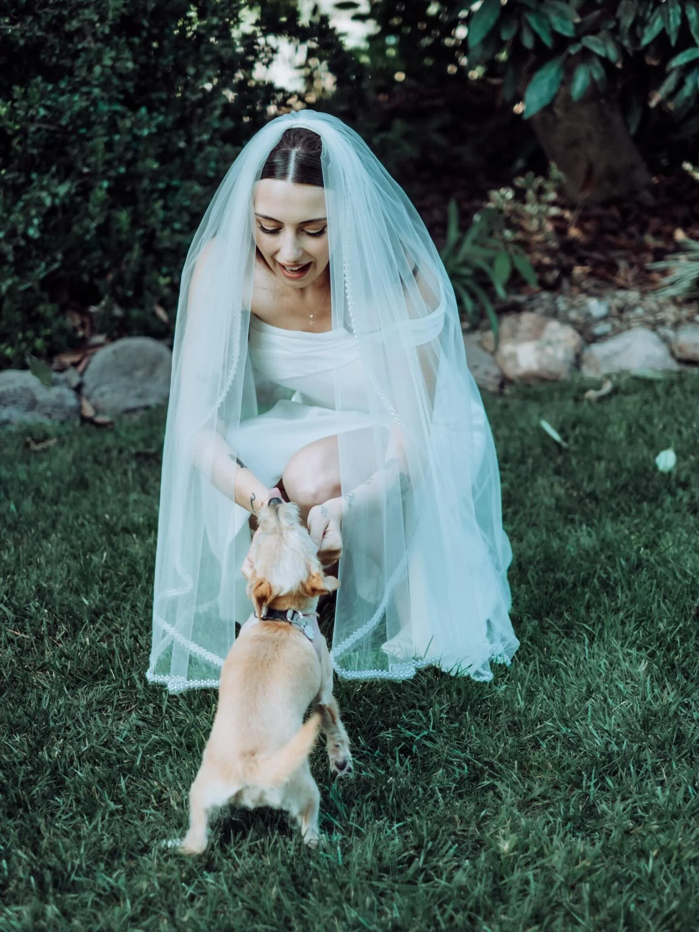 Old Hollywood glam with the sweetest touch 🖤✨

Our beautiful bride absolutely stunned with her vintage Hollywood-inspired look. From her soft glam makeup to her timeless waves, every detail came together so perfectly for such a classic and elegant b