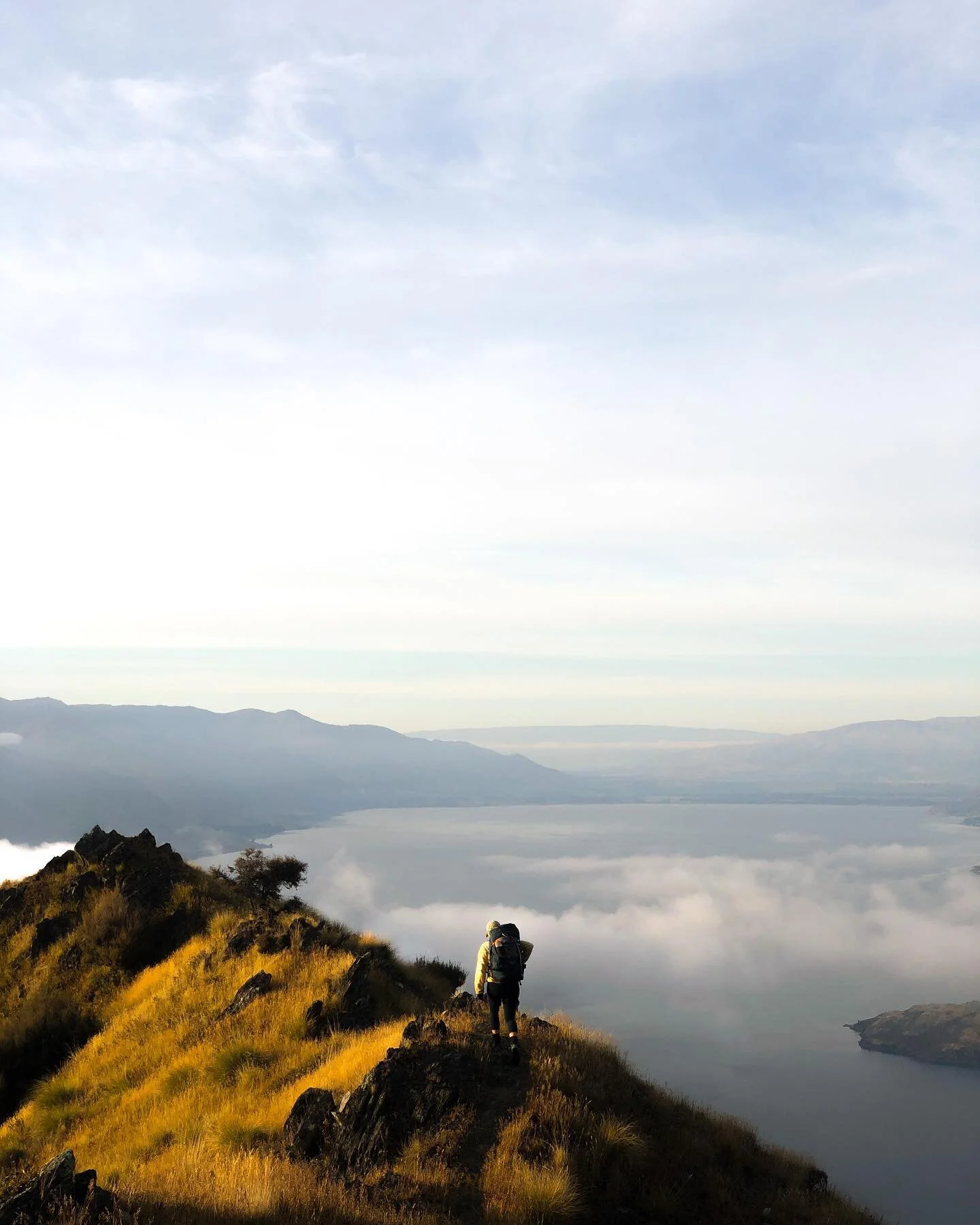 Few spaniards, some spicy scree, 3 false summits and one hell of a palak paneer for dinner when we set up camp 👌🏻 Swipe to see our epic sunrise and sunset camp spot 🌄🏔