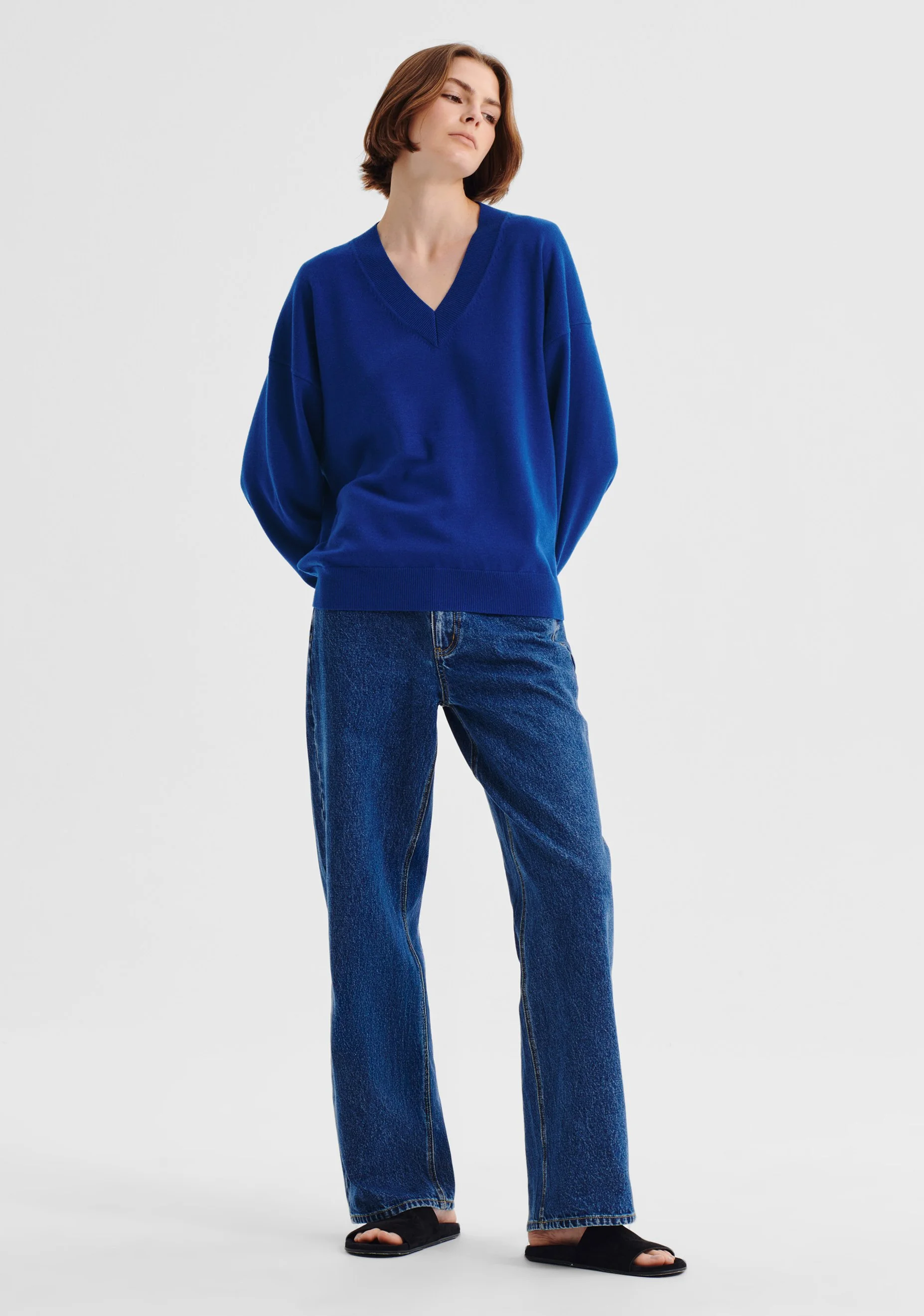 MORRISON | PAYTON V-NECK MERINO KNIT PULLOVER.