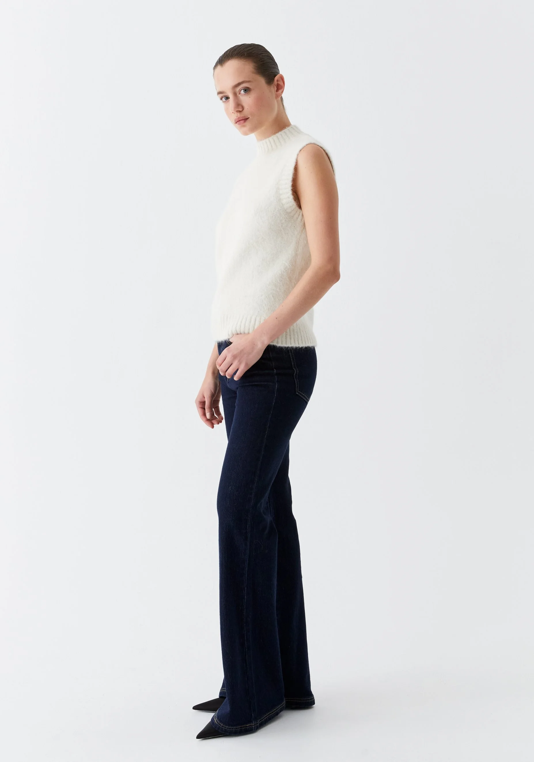 Morrison-AW25-Riley-Knit-Vest-Cream_2.jpg