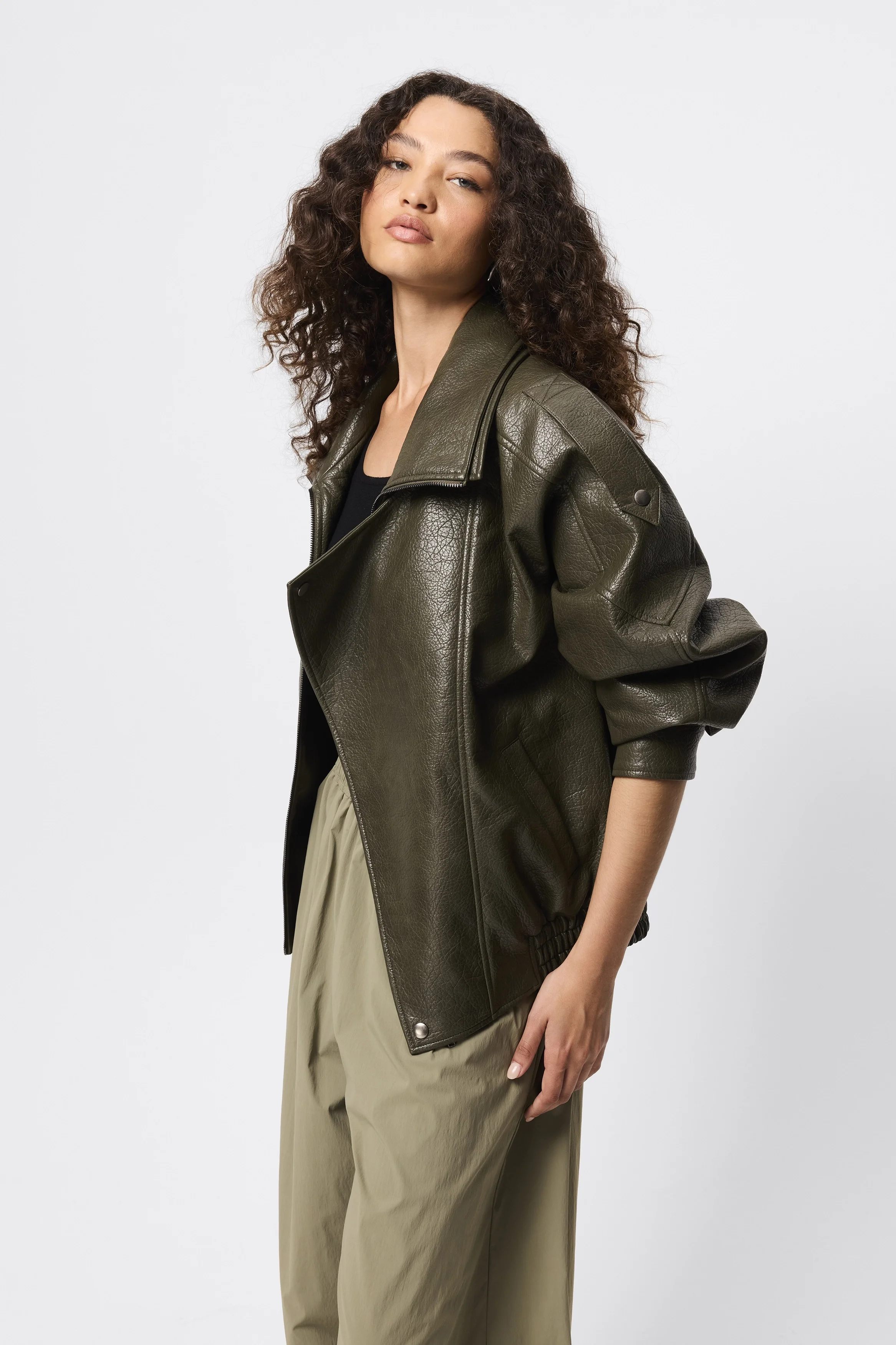 SaxonJacket_Olive_Ecomm_Autumn26_05.webp