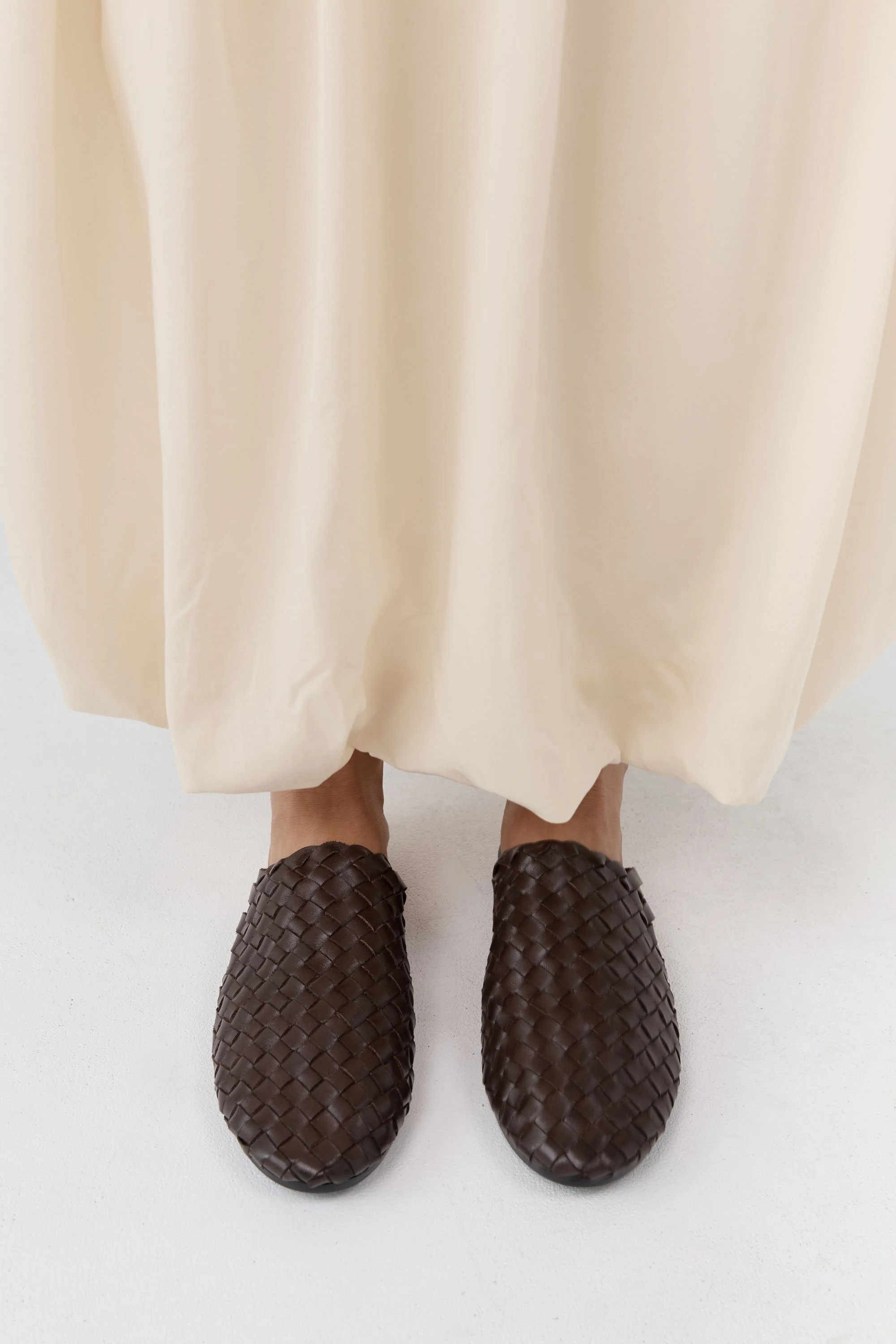 ST AGNI | CHOCOLATE WOVEN LEATHER SLIDES.