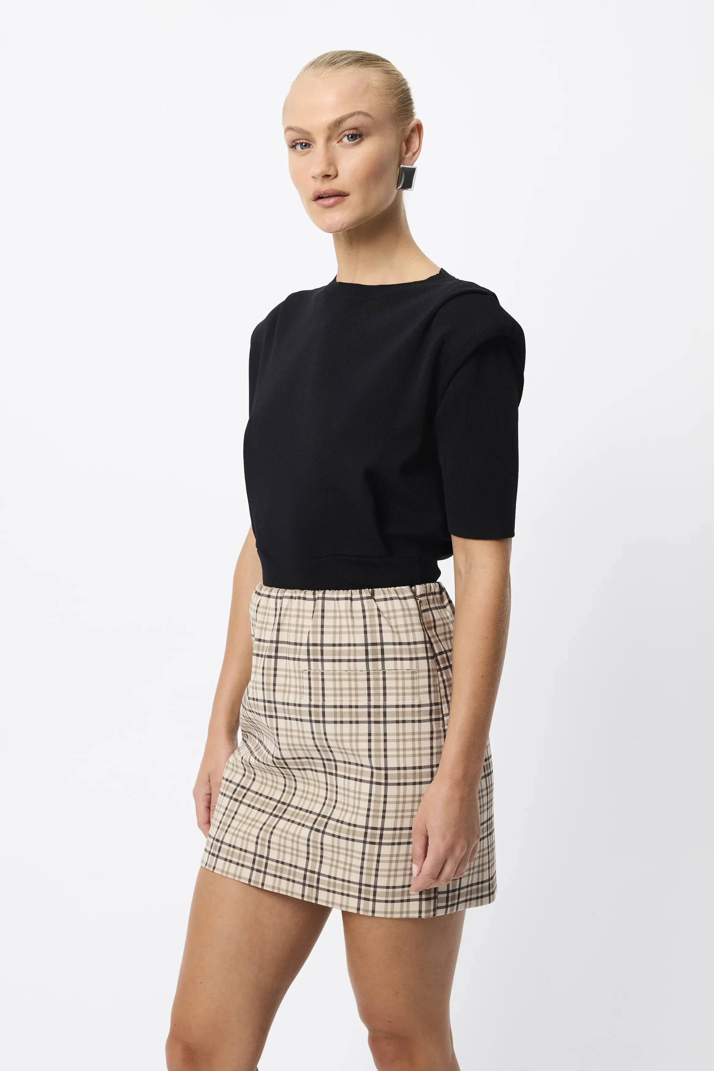 MontrealSkirt_Check_Ecomm_SpringEssentials_05.webp
