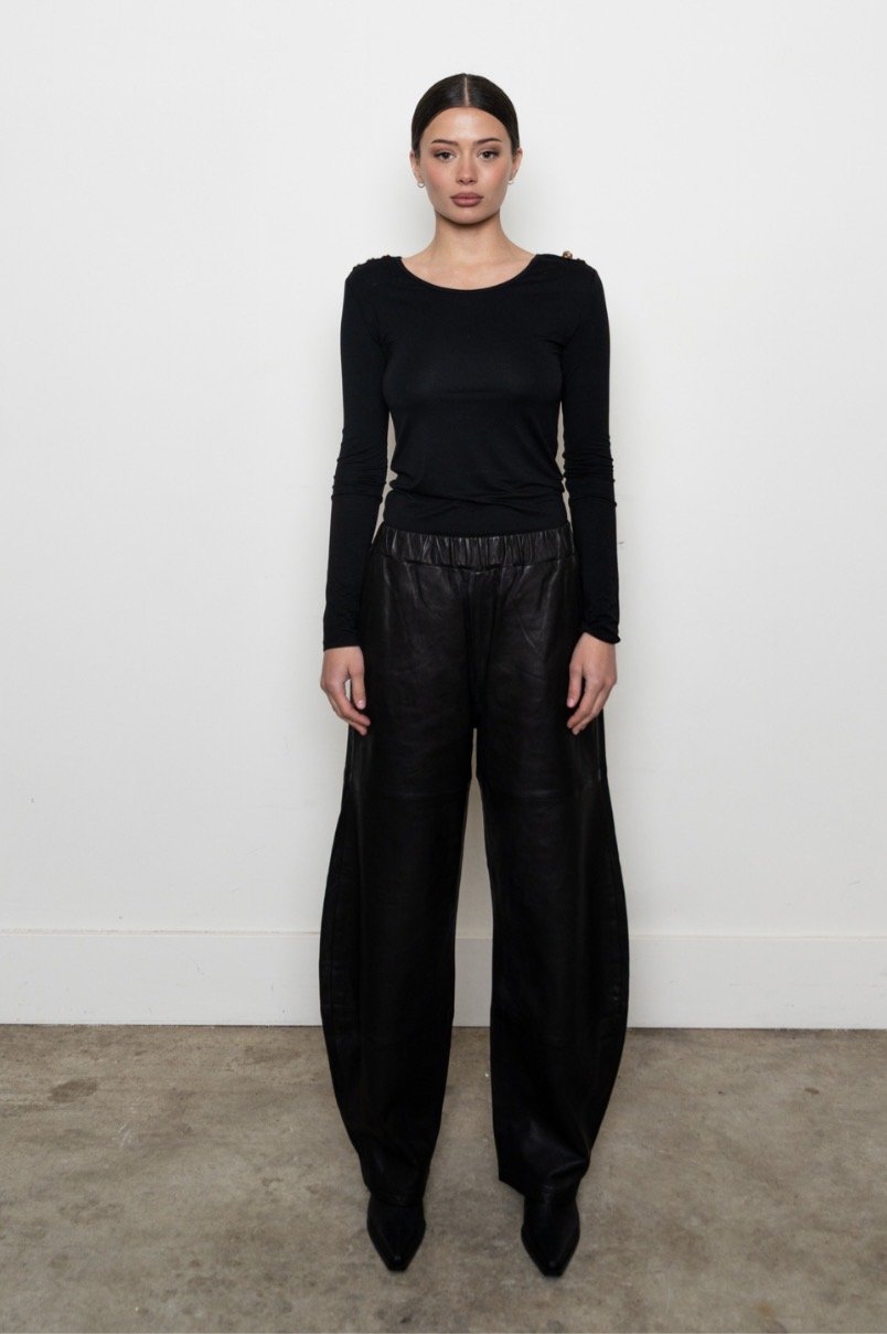 DEA | BLACK LEATHER BARREL LEG PANTS.
