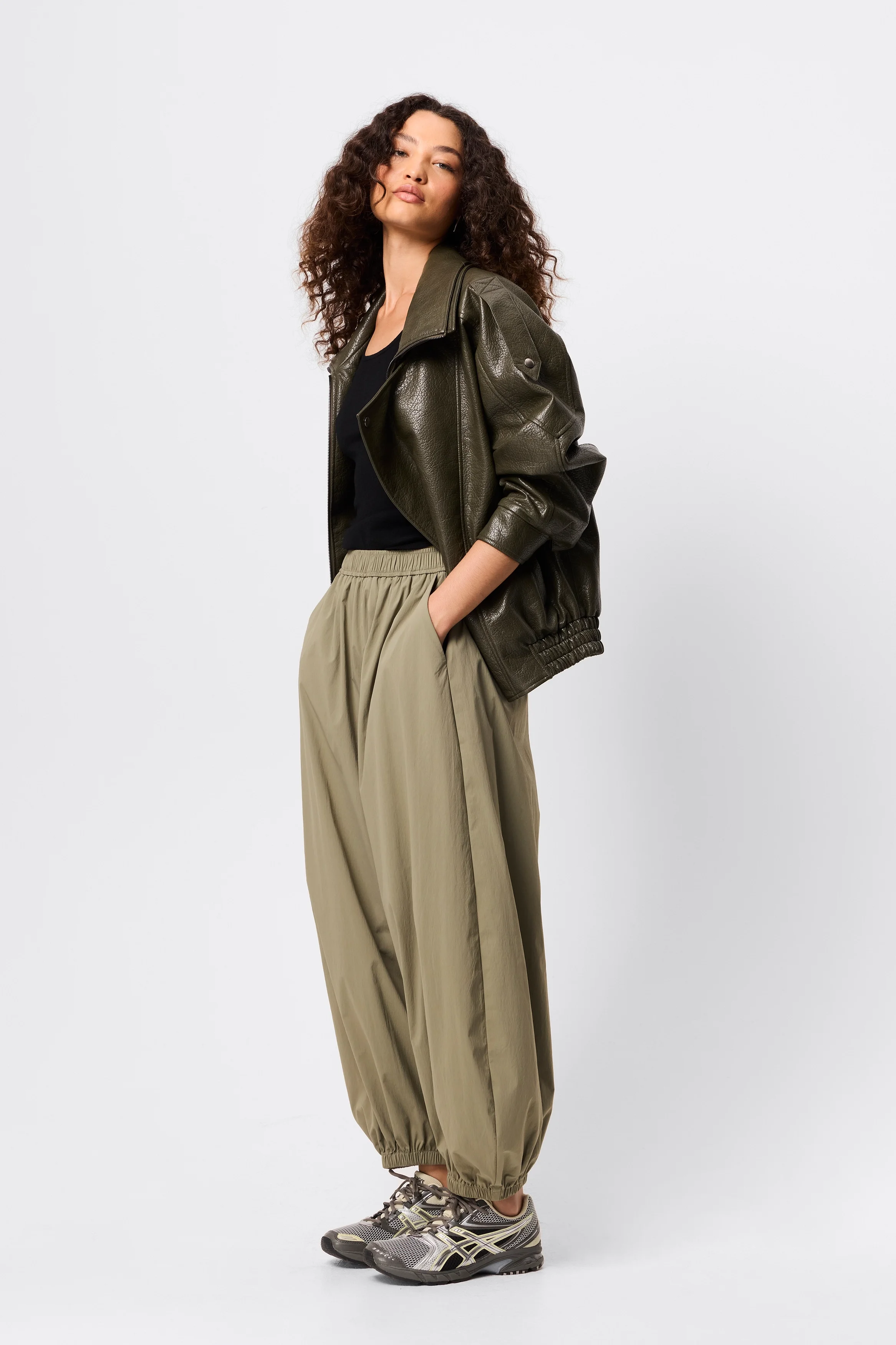 SaxonJacket_Olive_Ecomm_Autumn26_03.webp