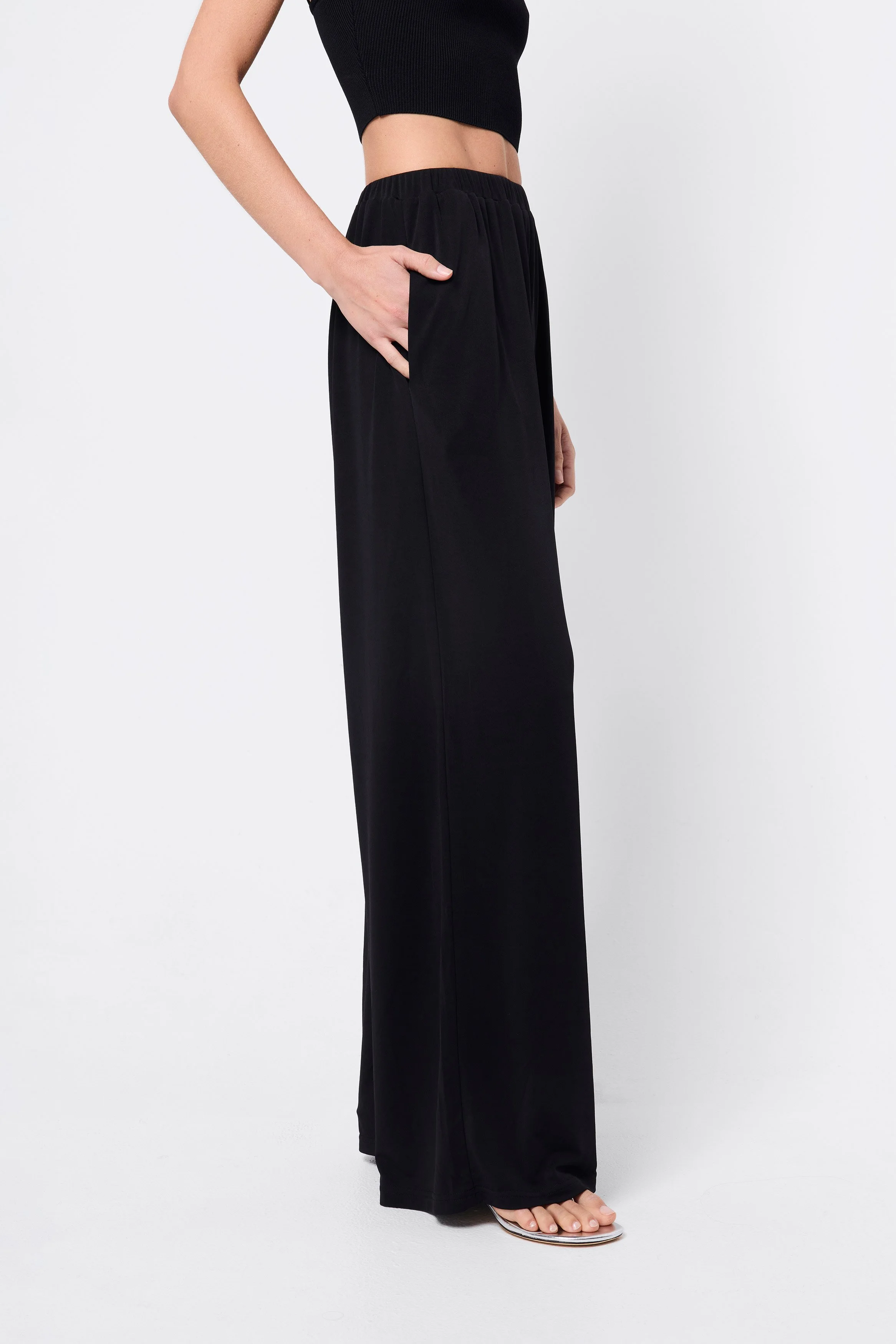 FreeFallingPant_Black_Ecomm_Resort25_07.jpg