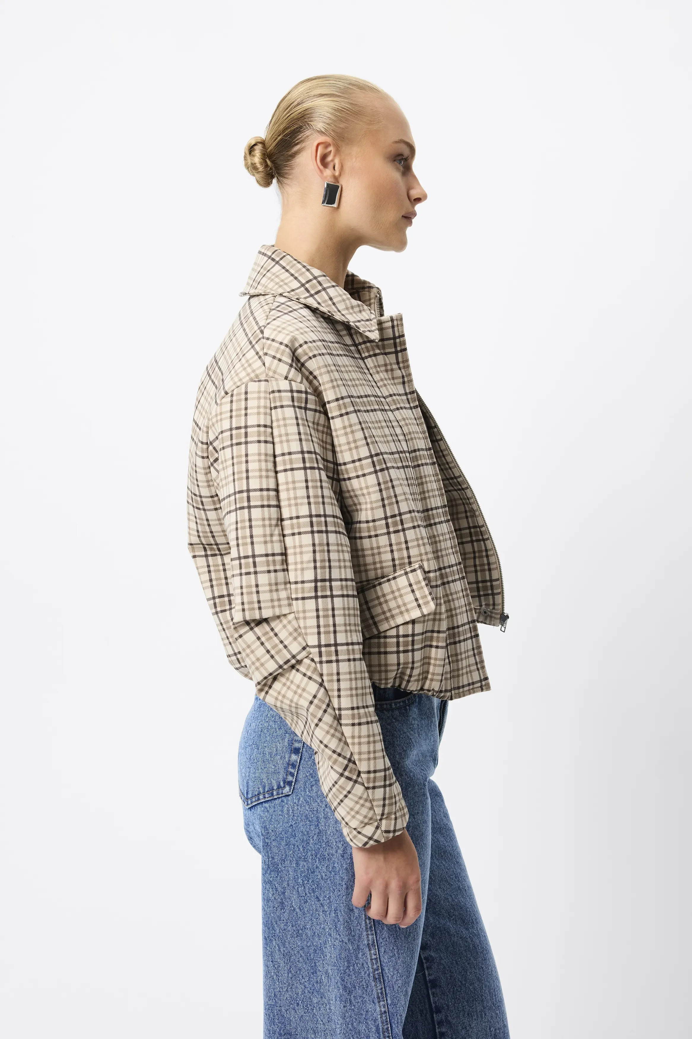 MontrealJacket_Check_Ecomm_SpringEssentials_05.webp