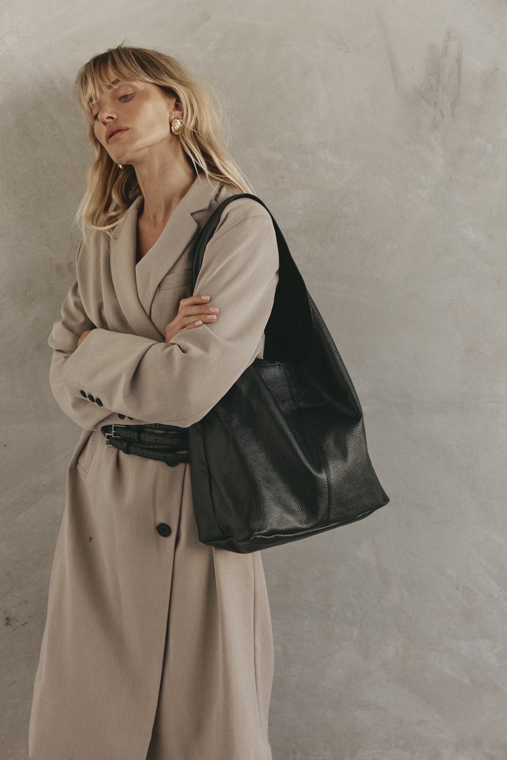 VESTIRSI | BLACK LEATHER HOBO BAG.