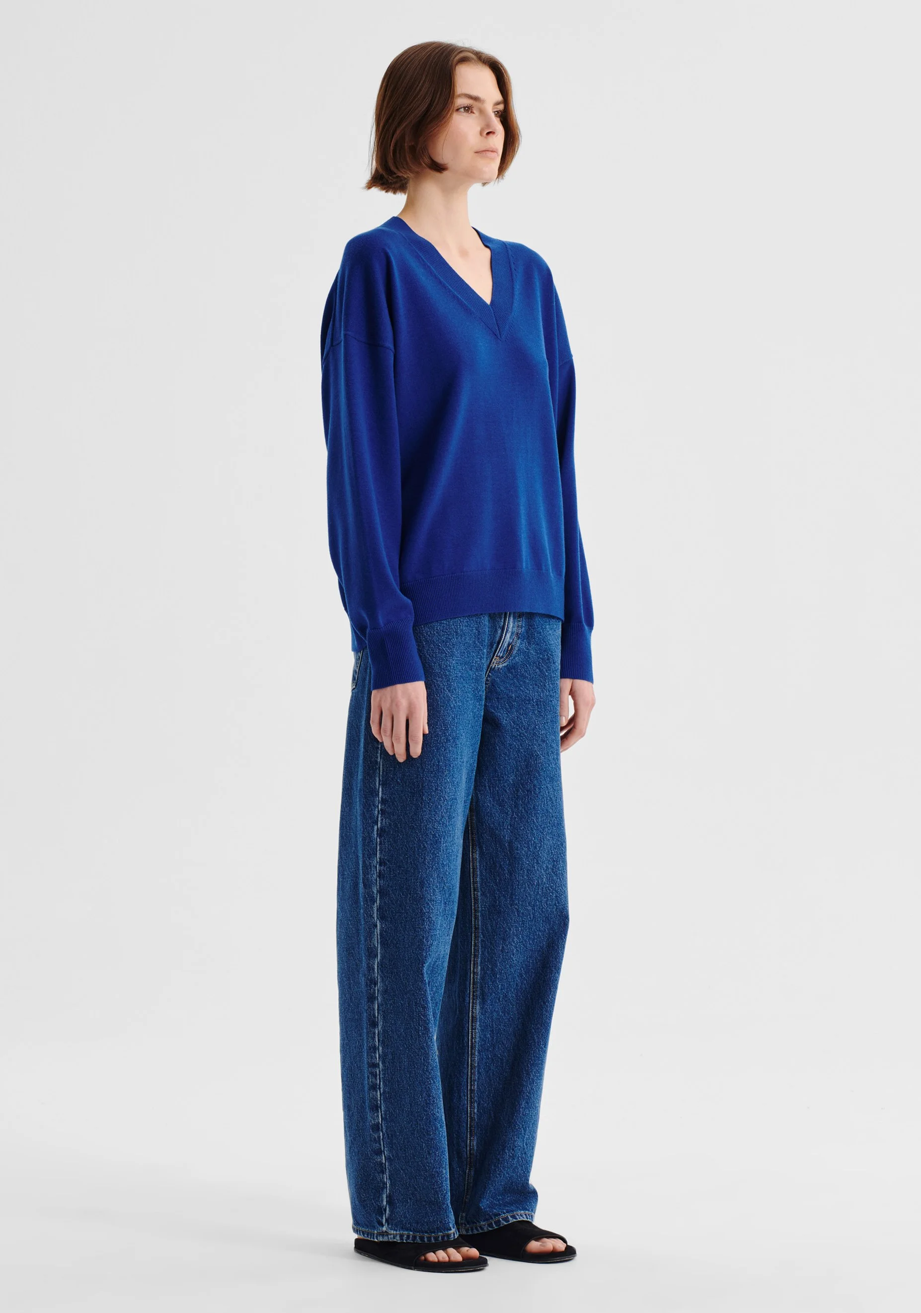 Morrison-AW26-Payton-V-Neck-Merino-Knit-Pullover-Cobalt_3.JPG