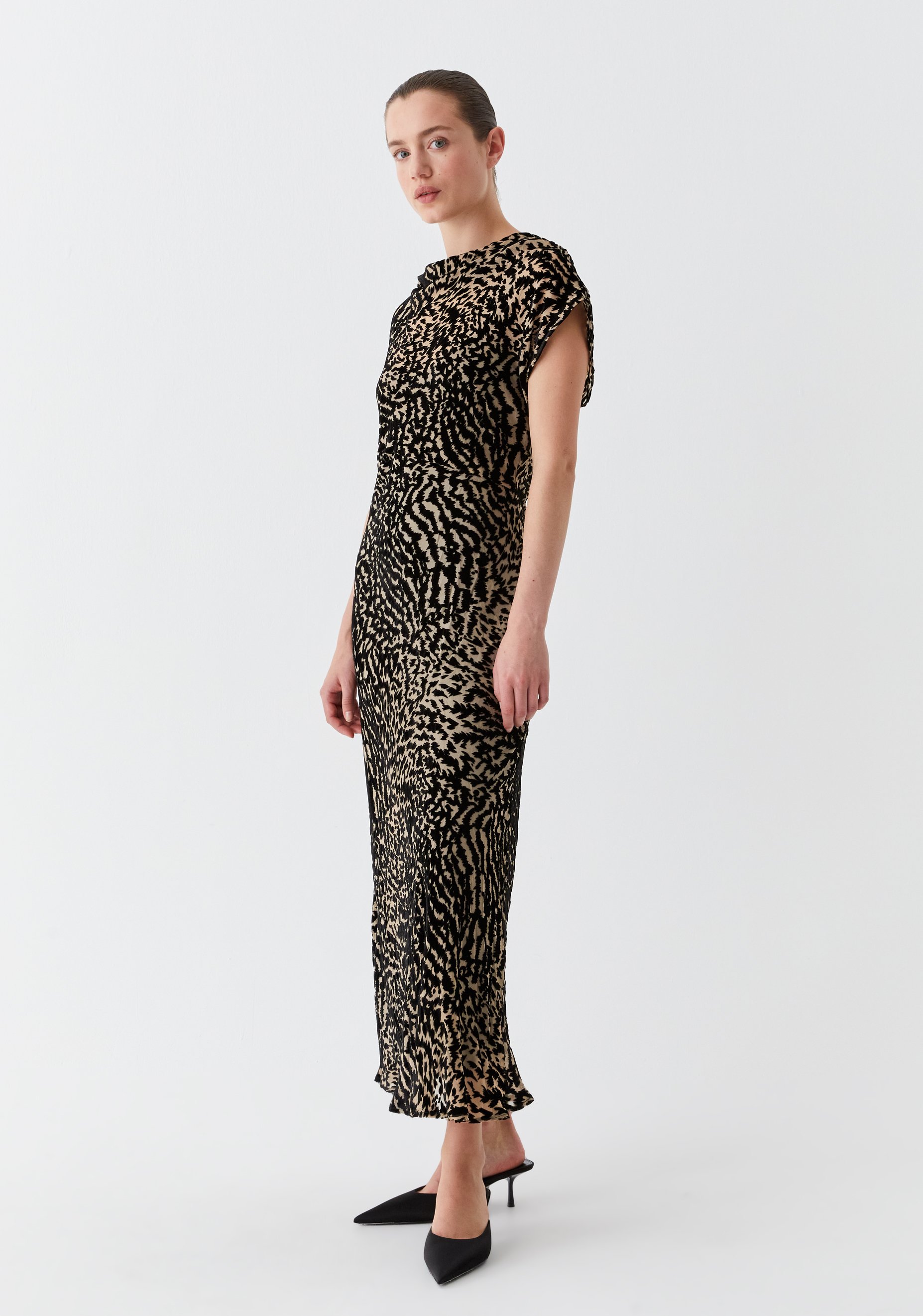 Morrison-AW25-Juliette-Dress-Velvet_2.jpeg