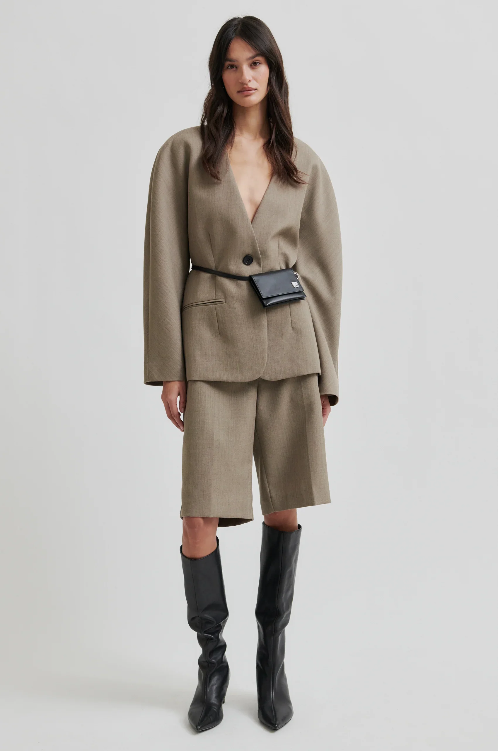 SECOND FEMALE | V NECK BLAZER.