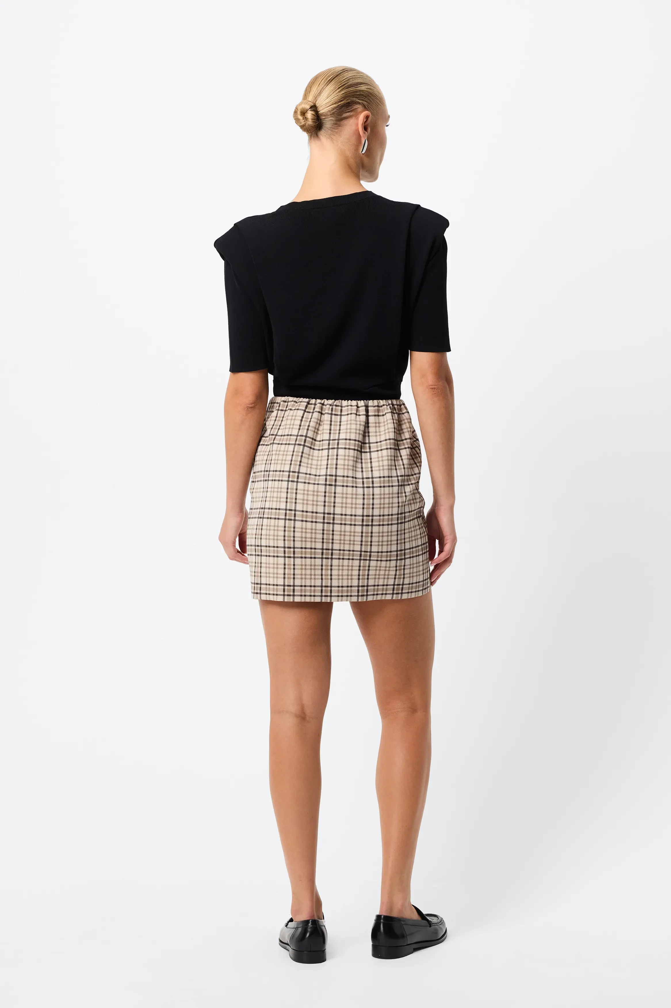 MontrealSkirt_Check_Ecomm_SpringEssentials_03.webp