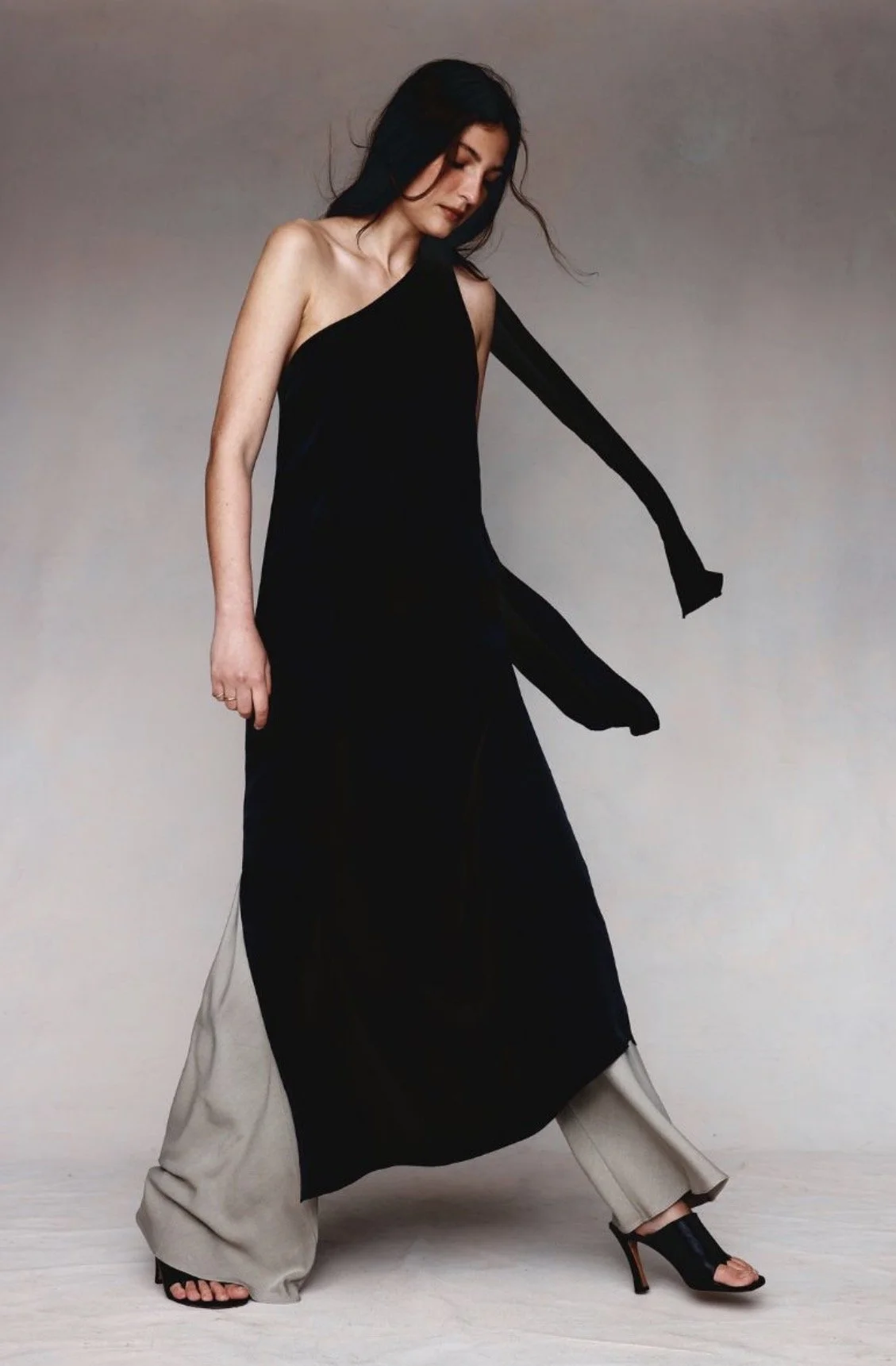 MARLE | BLACK ONE SHOULDER DRESS.