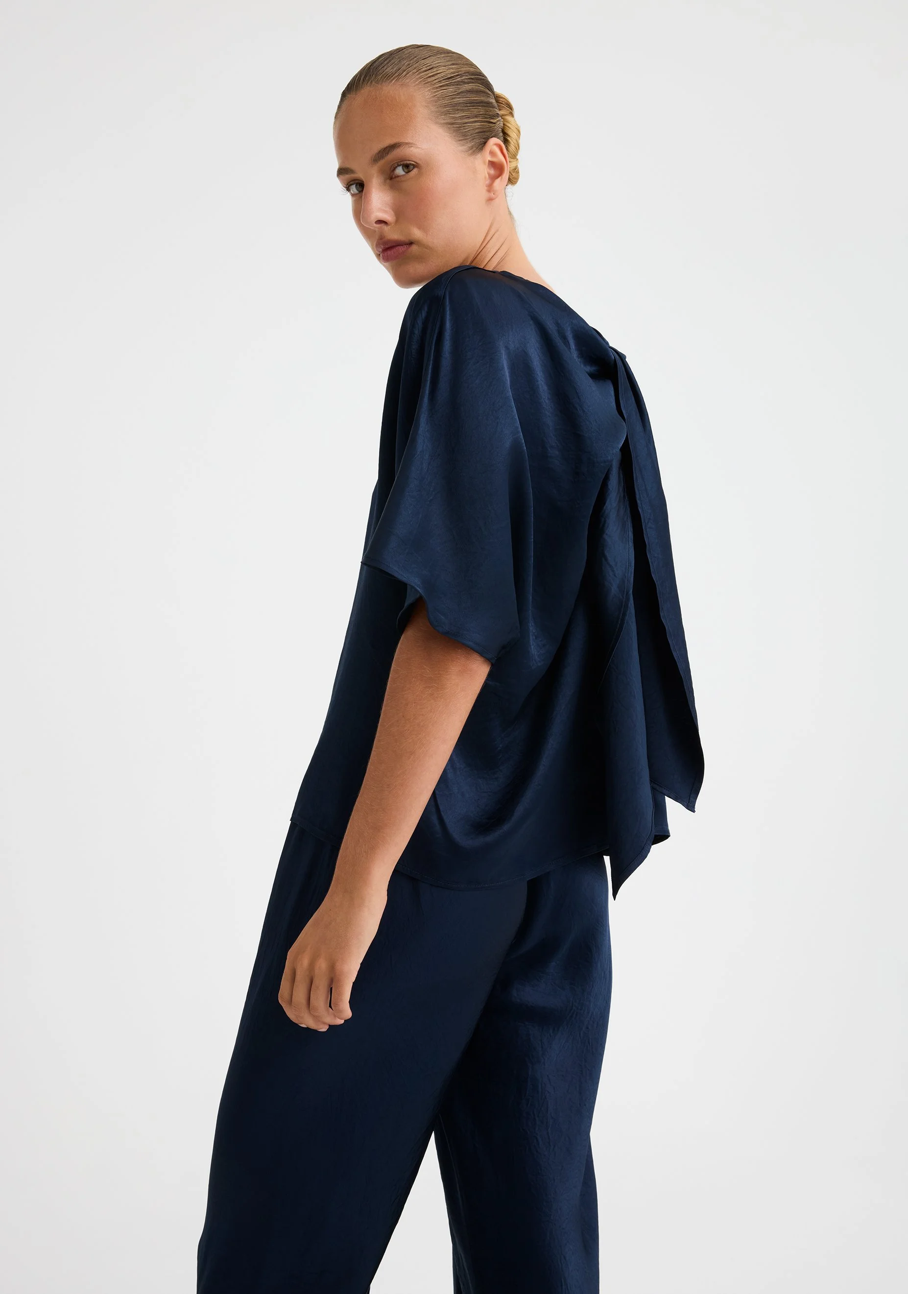 Morrison-SS26-Jasmine-Reversible-Top-Navy_1.jpeg