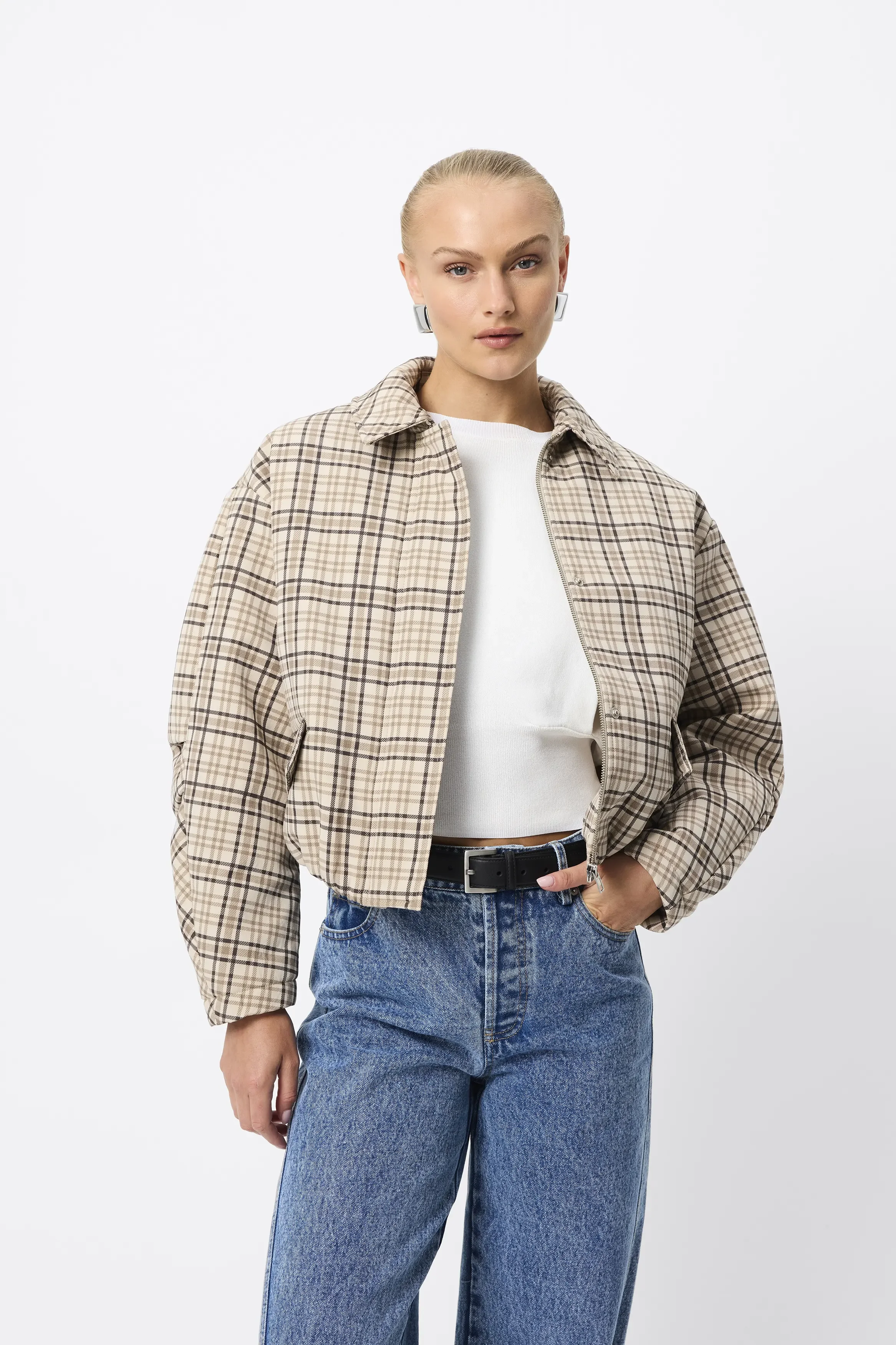 MontrealJacket_Check_Ecomm_SpringEssentials_04.webp