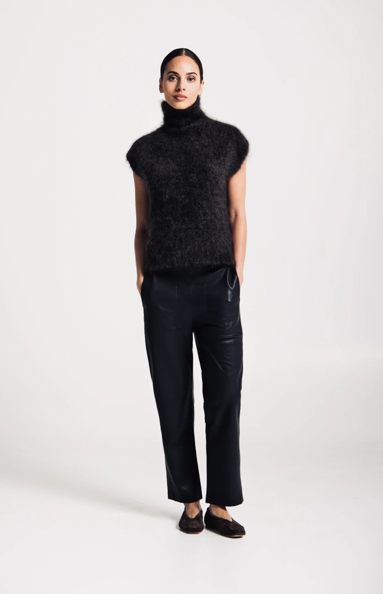 LOUNGE | BLACK VEST LERWICK.