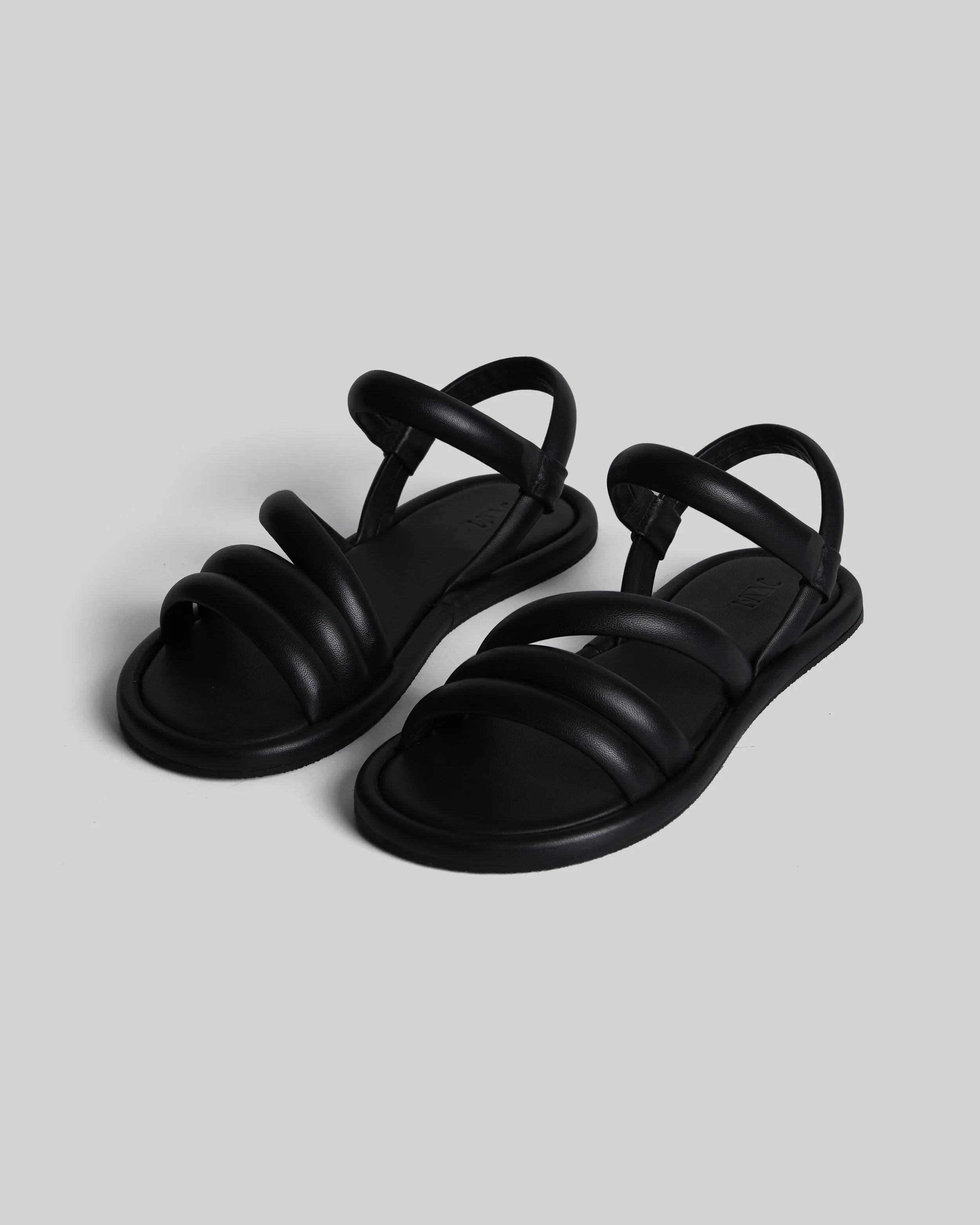 JVAM | BLACK LEATHER TUBULAR SANDAL.