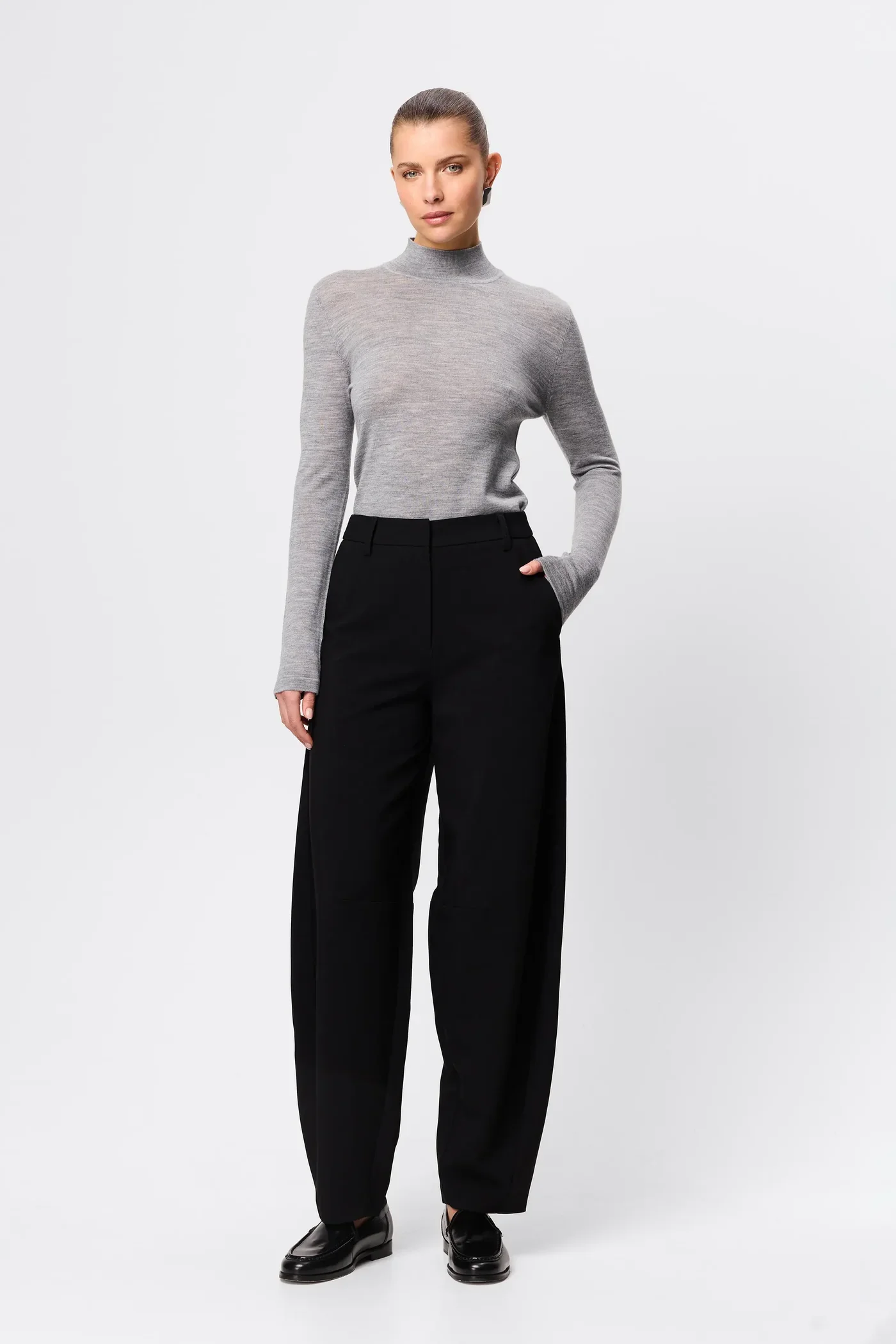 MOSSMAN | BLACK TWILL BARREL LEG PANTS.