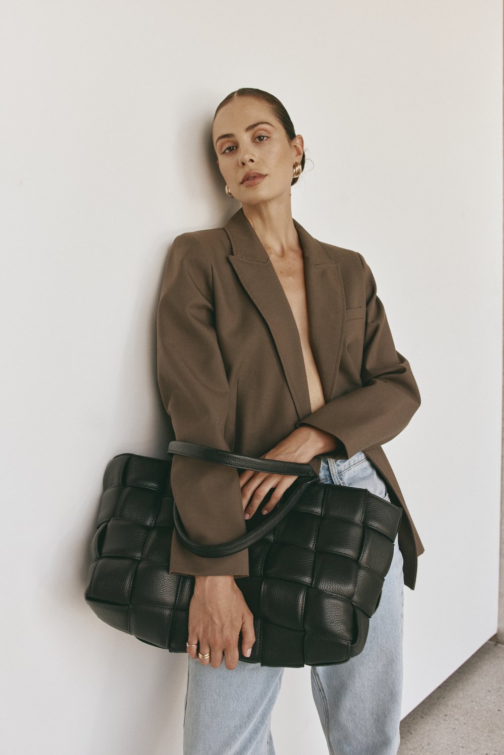 VESTIRSI | BLACK WOVEN LEATHER TOTE.