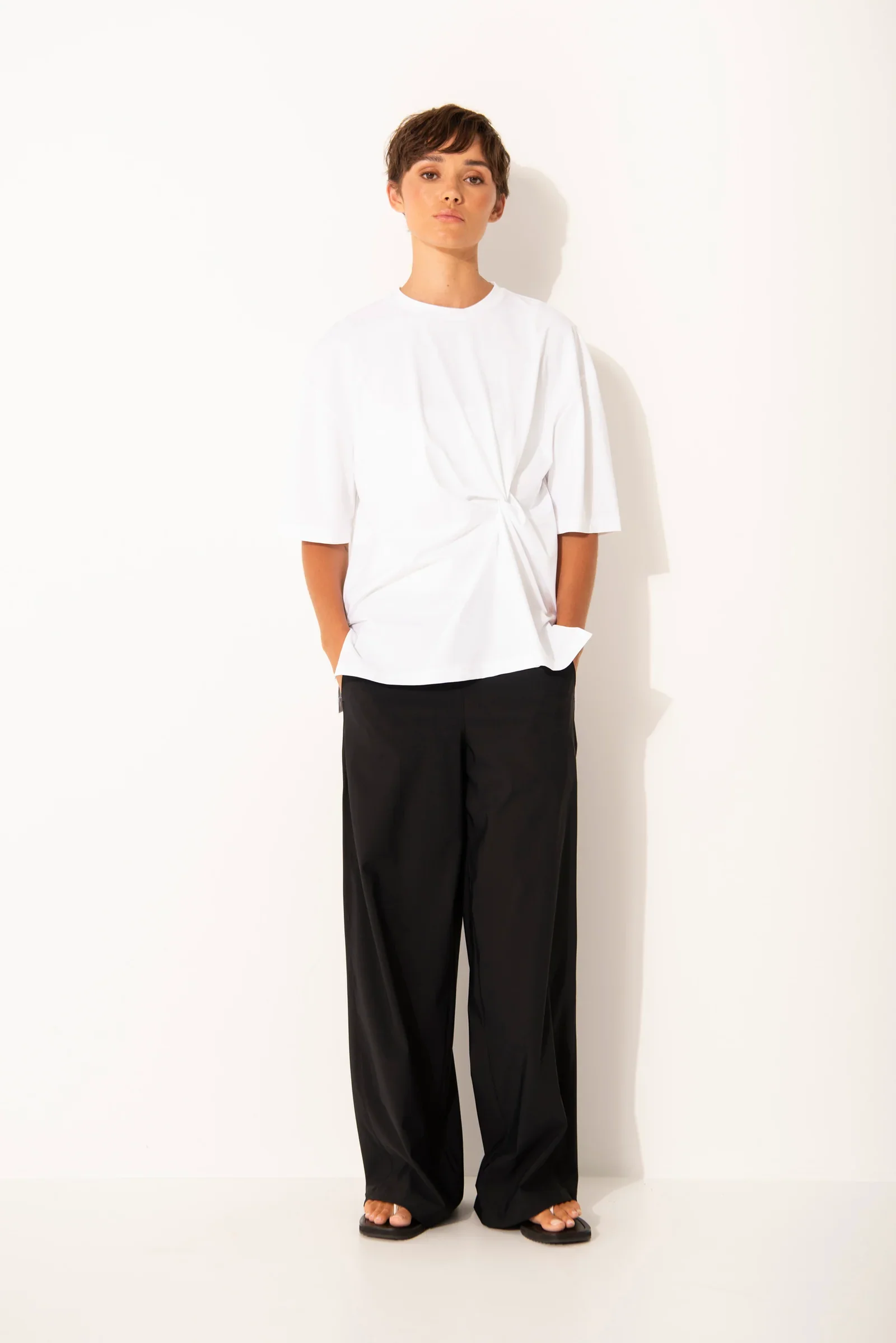 LOUNGE | WHITE TWIST FRONT TOP.