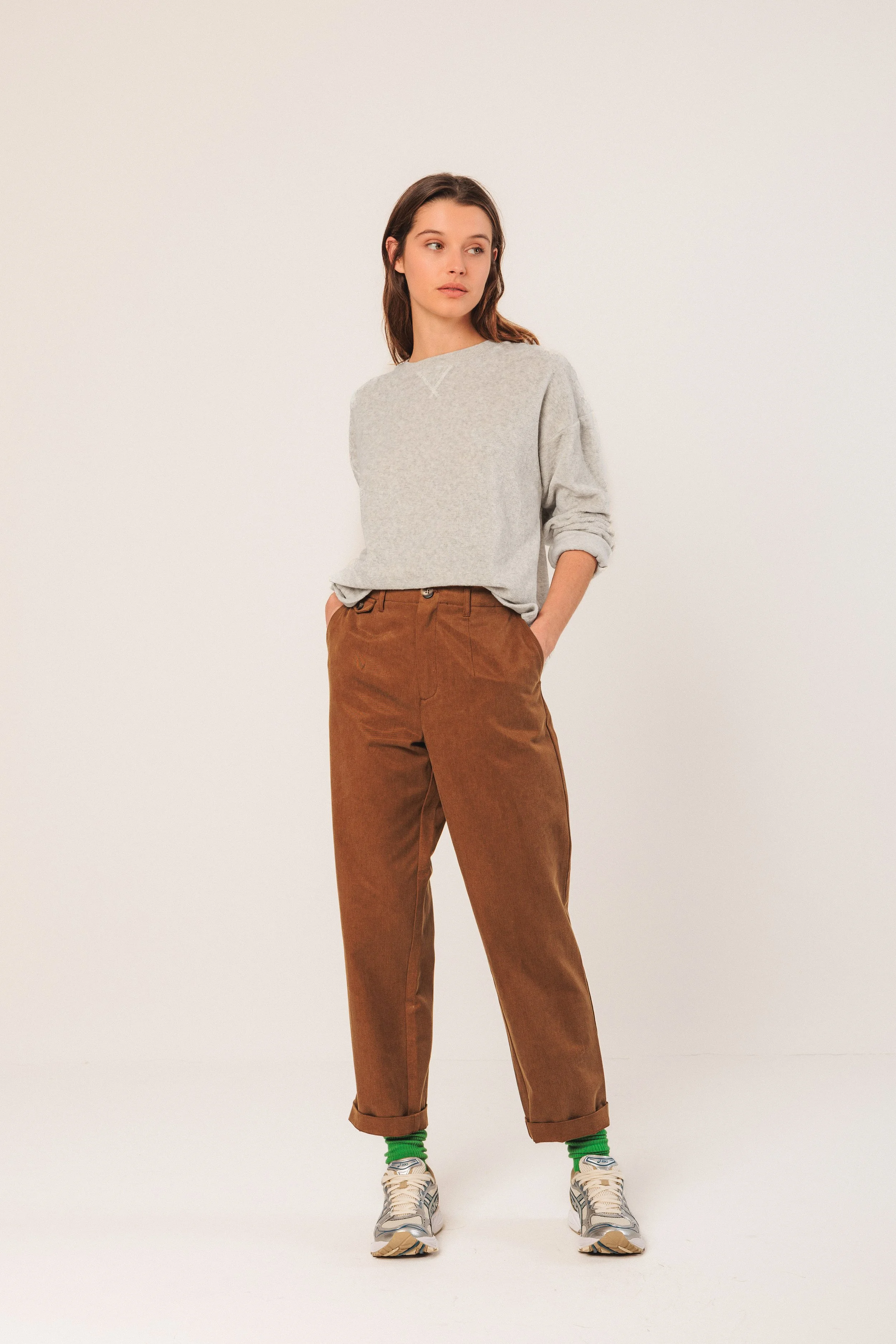 INDI AND COLD | GRIS VIGORÉ FRENCH TERRY SWEAT.