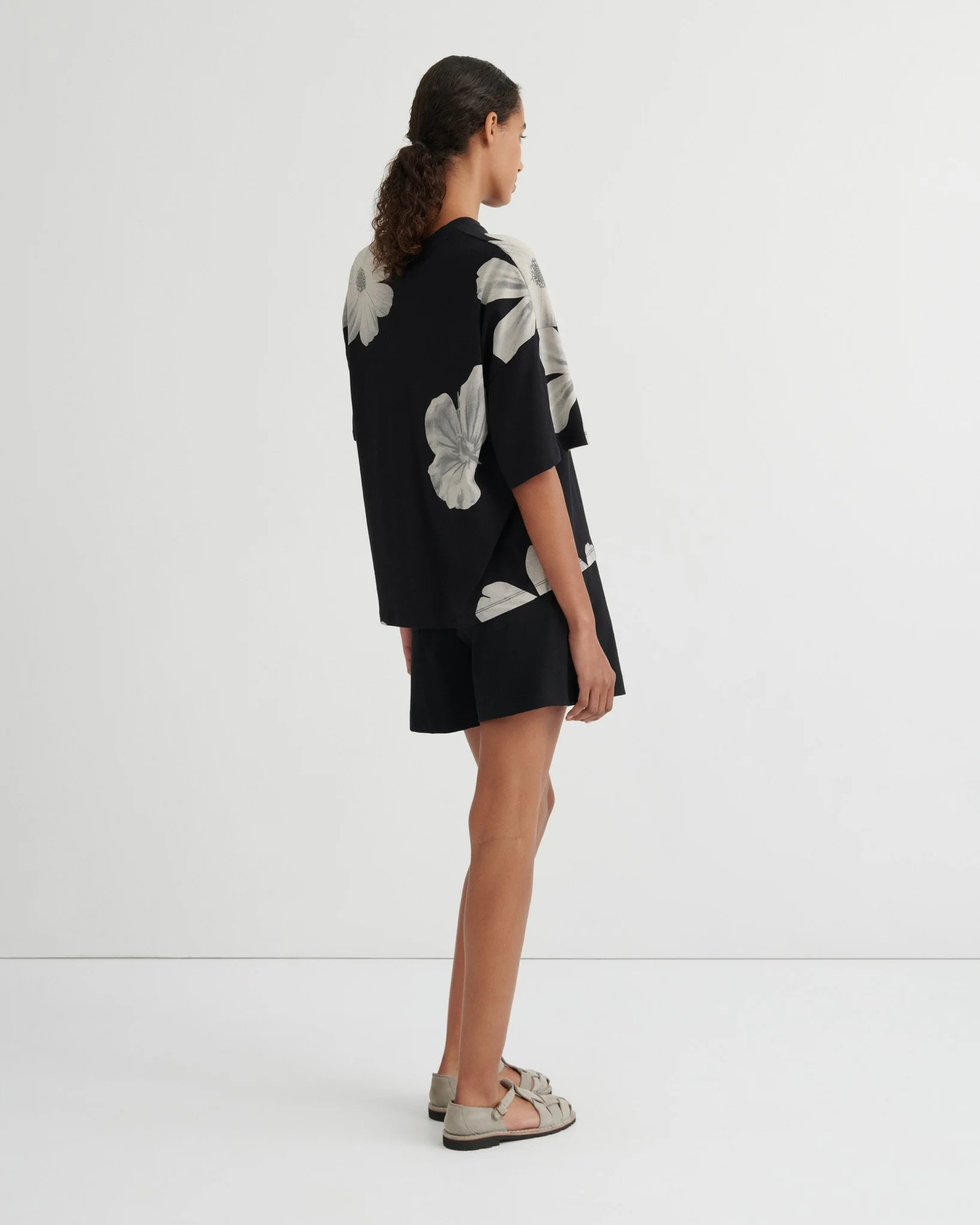 oversized_boxy_tee-monochrome_floral_0177.jpg