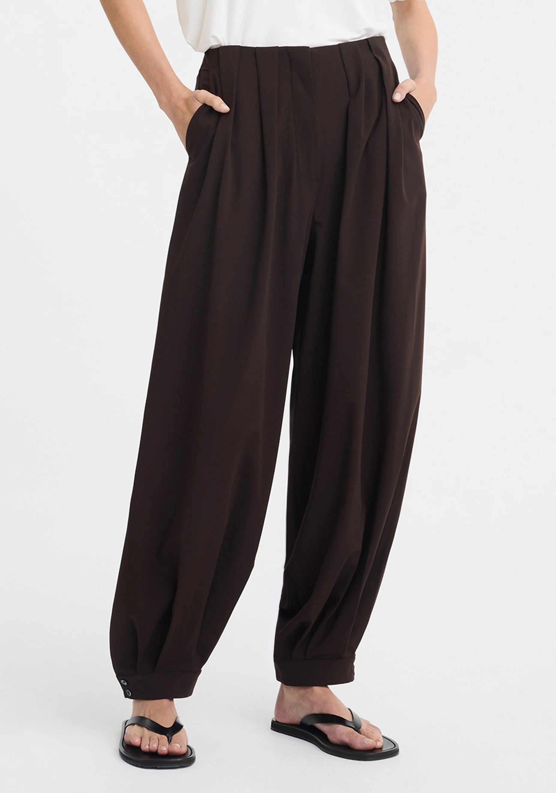 Morrison-SS26-Miguel-Balloon-Pant-Espresso_4.jpeg