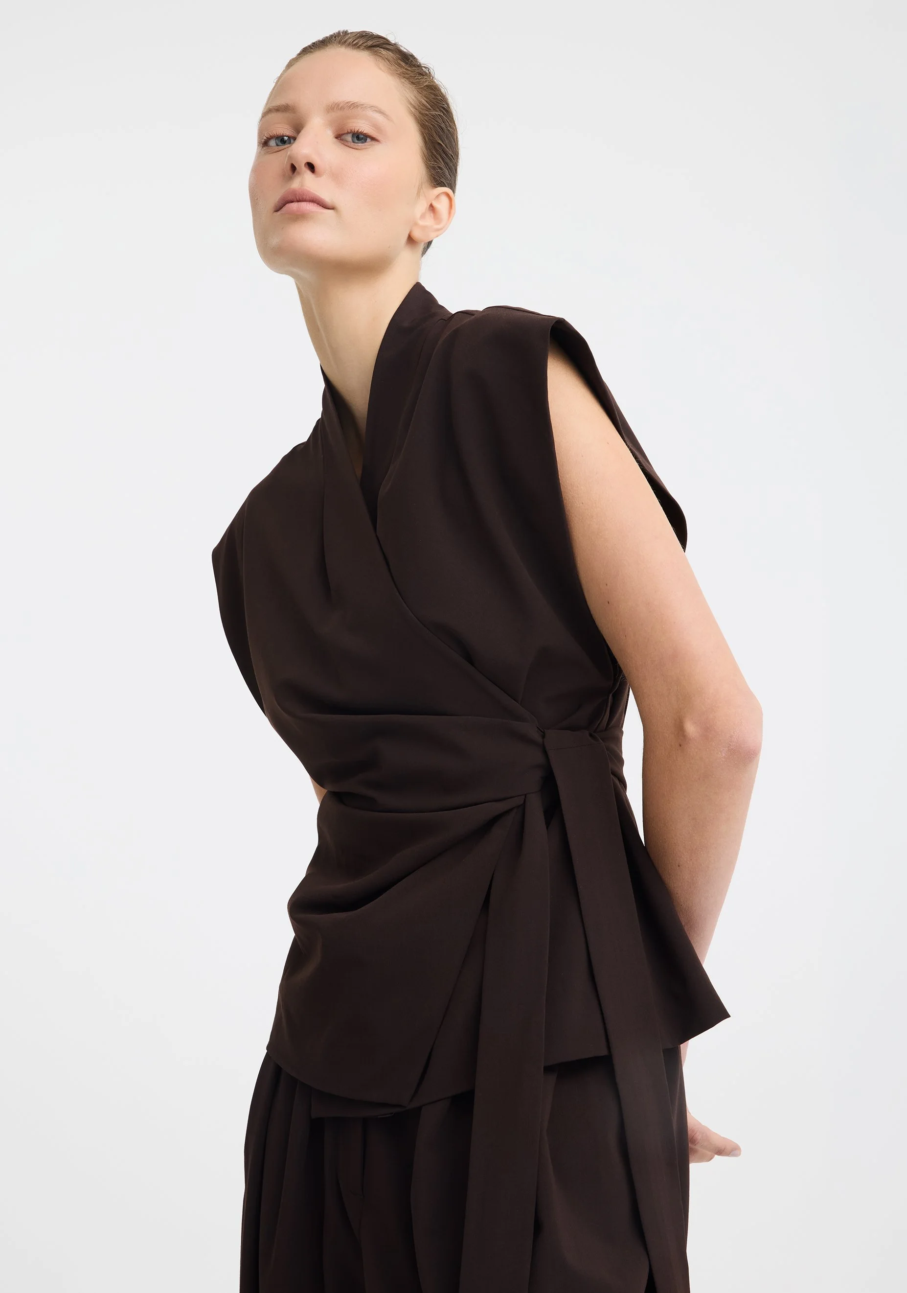 Morrison-SS26-Miguel-Vest-Espresso_4.jpeg