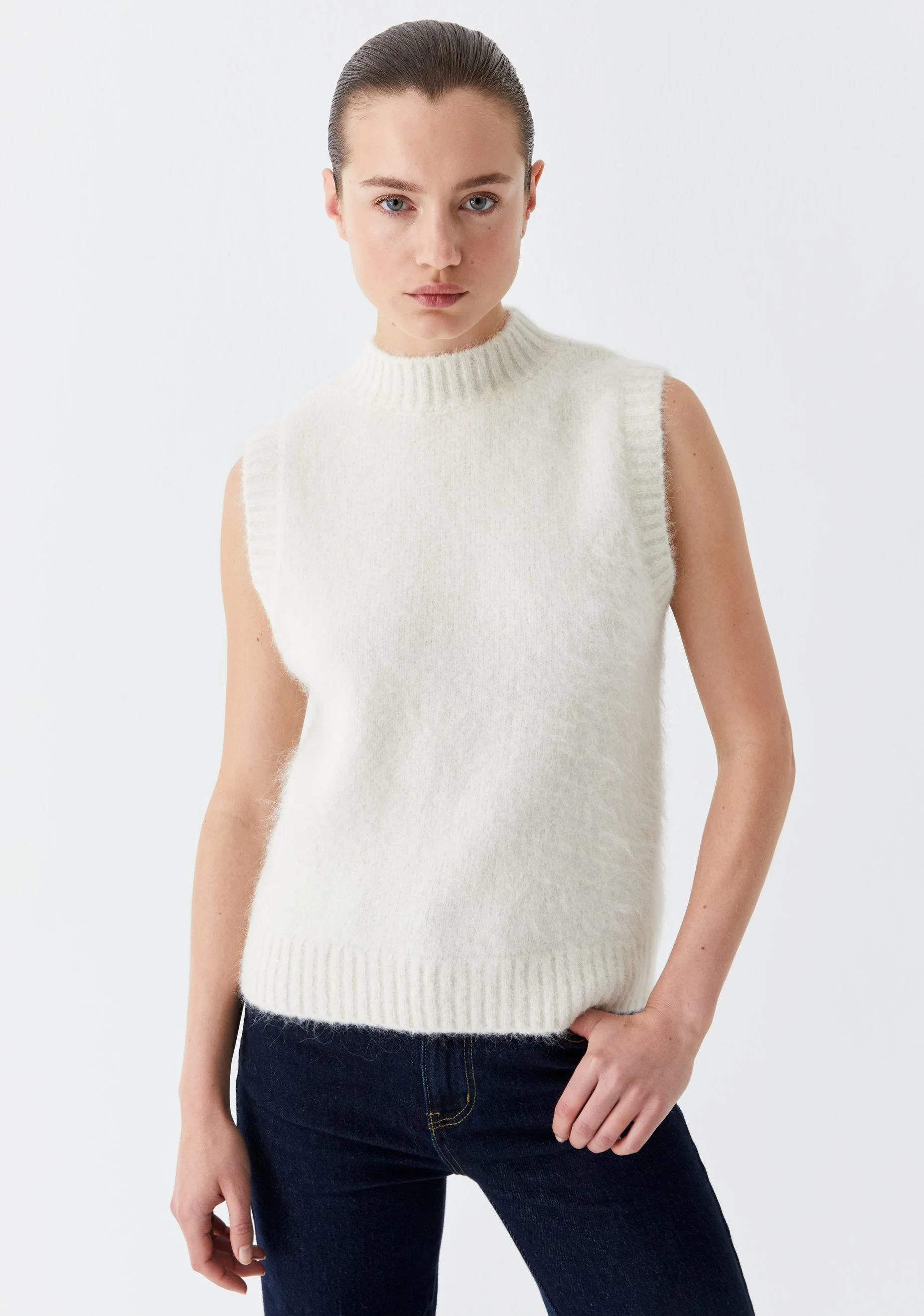 Morrison-AW25-Riley-Knit-Vest-Cream_5.jpg