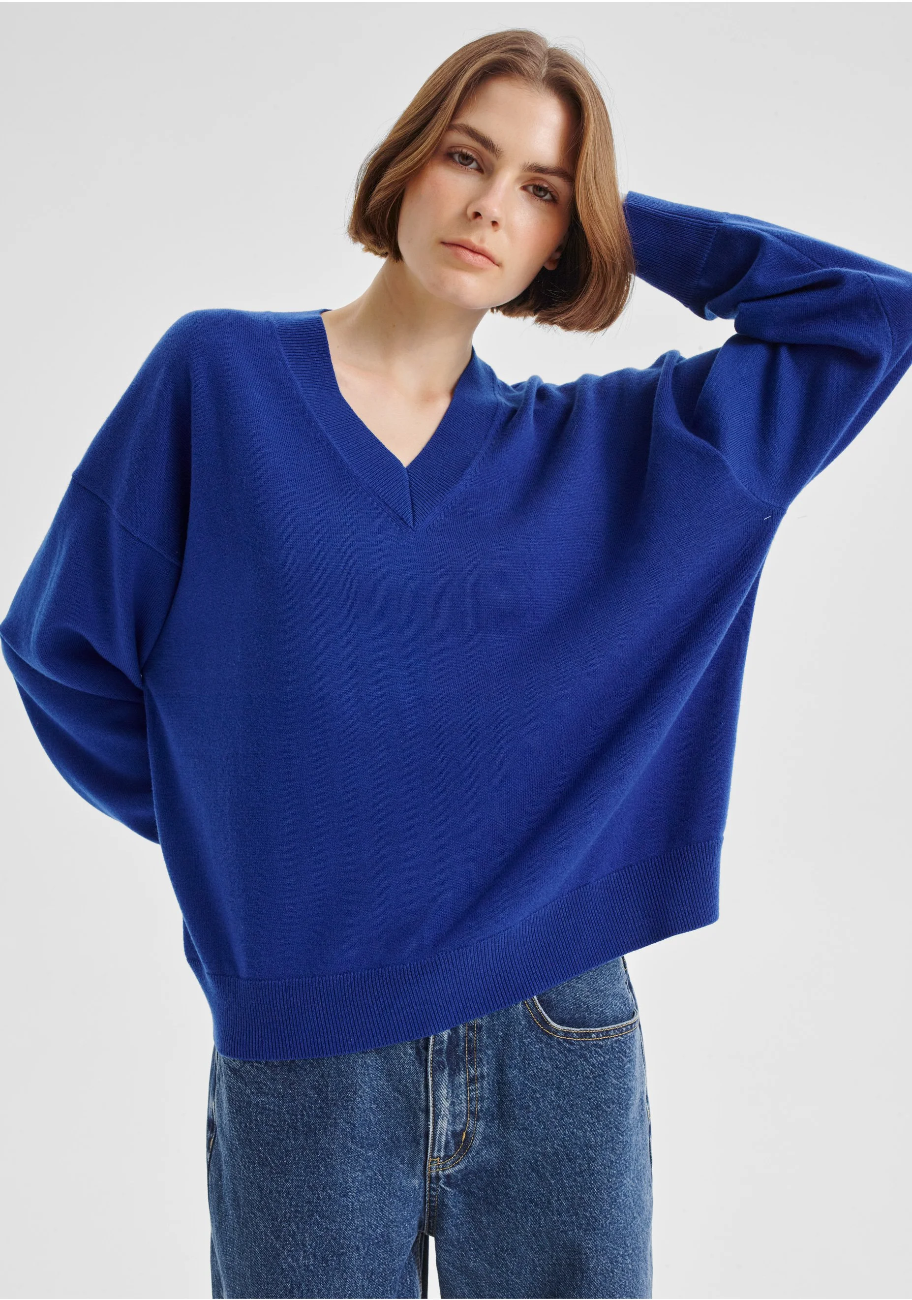 Morrison-AW26-Payton-V-Neck-Merino-Knit-Pullover-Cobalt_5.JPG
