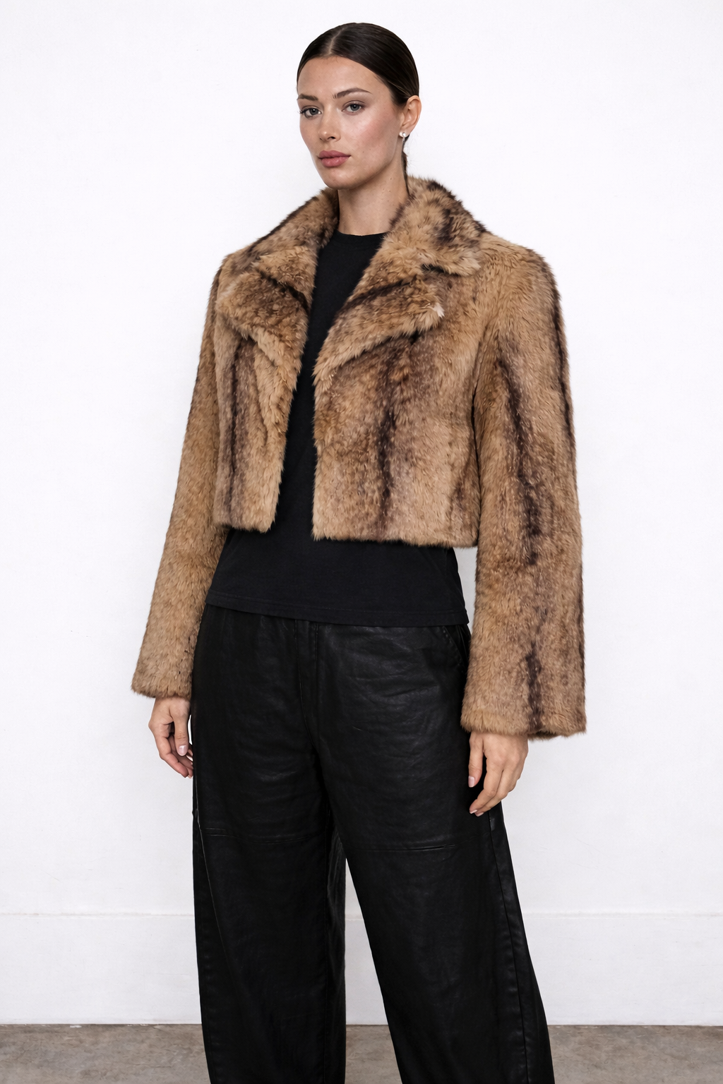 DEA | ARTIC FOX  CROP FAUX FUR JACKET.