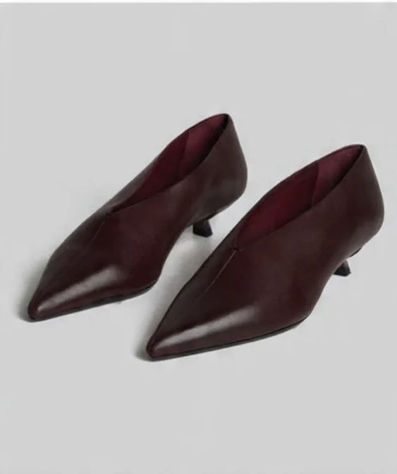 JVAM | CHOCOLATE FRONT SEAM HIGH V SHAPE KITTEN HEEL.