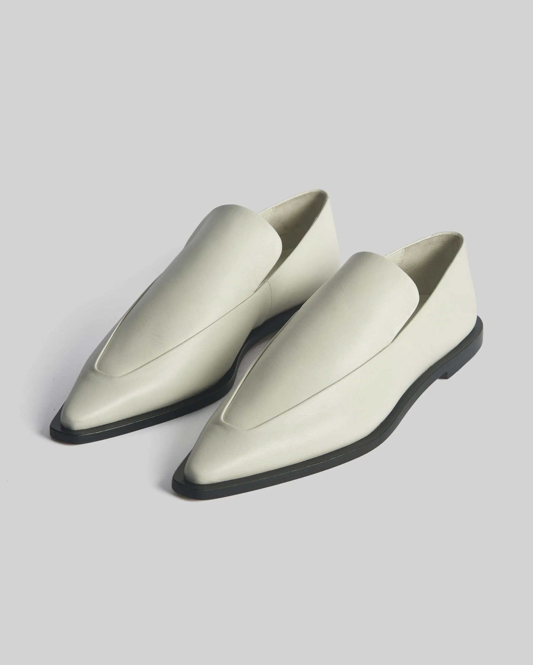 JVAM | CREAM LEATHER POINT MINIMAL LOAFER.