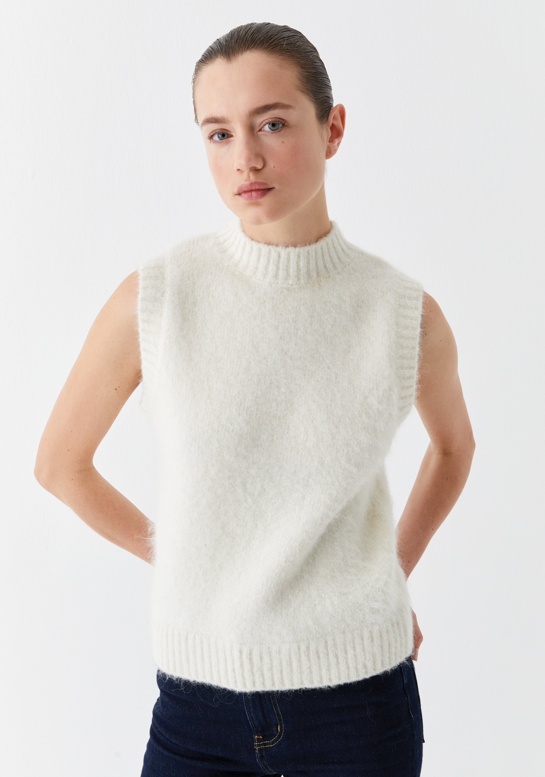Morrison-AW25-Riley-Knit-Vest-Cream_4.jpg