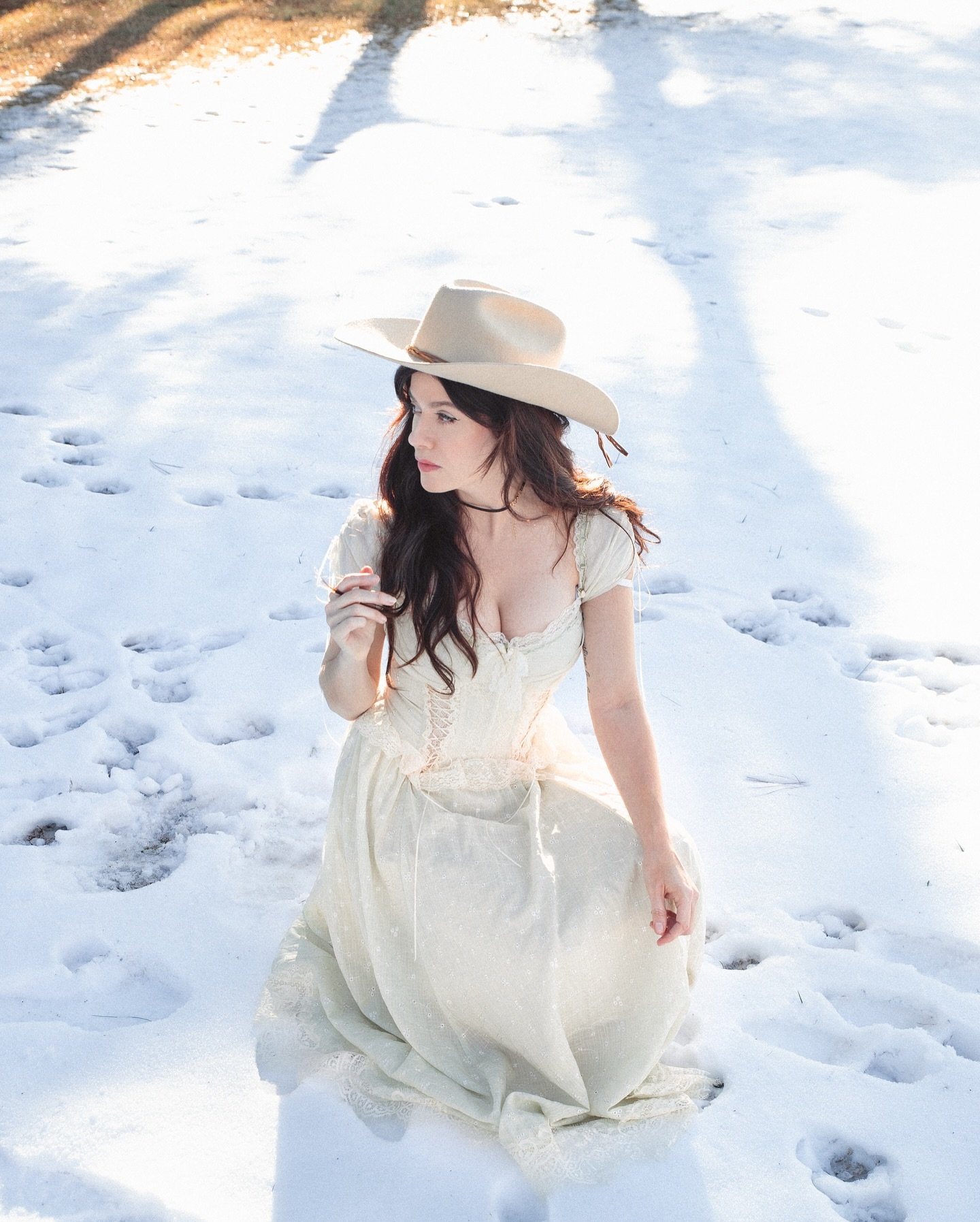 Starting 2025 strong with a lovely snow session with @aliciabluemusic ❄️ Start the year strong with updated photos! Check out my website for more work and rates 📸