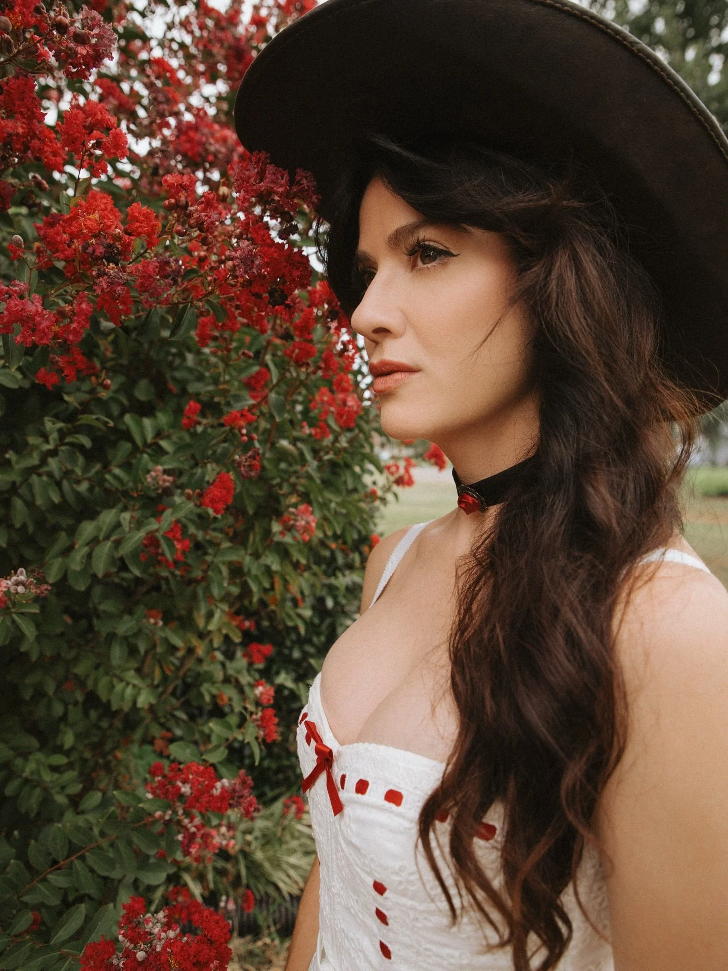Alicia Blue outside my Tennessee home 🌹 The flowering season is over but the Fall season has just started. Let&rsquo;s enjoy those fall leaves before it&rsquo;s all gone! Book your Fall sessions with me &amp; take 20% off! DM to book today! 🍁