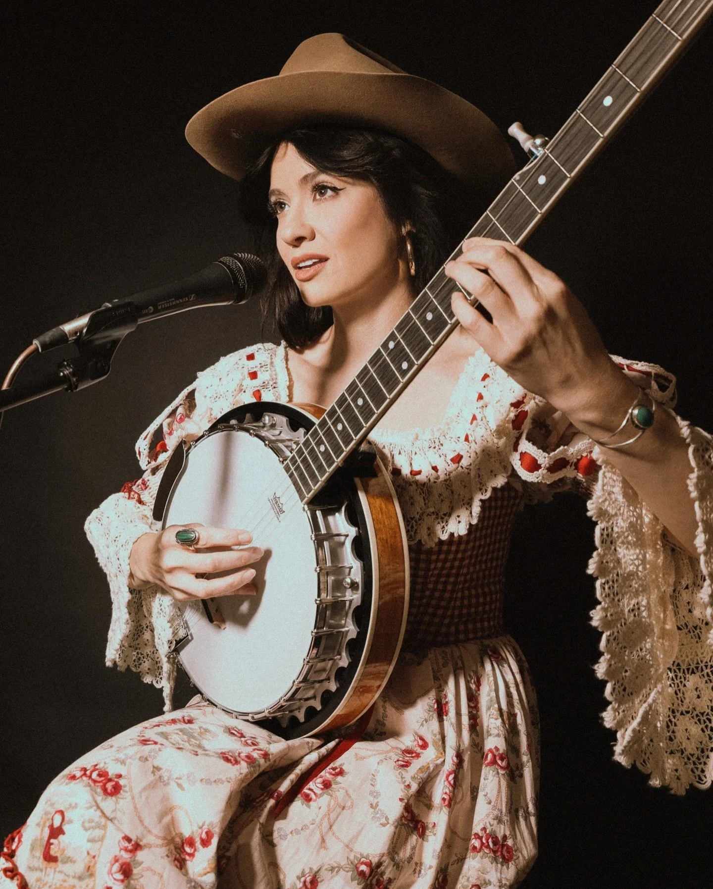 Alicia Blue in the studio 🪕
Book your session with me today &amp; throughout January for 20% off! Get those winter portraits in before it&rsquo;s over! ❄️📸