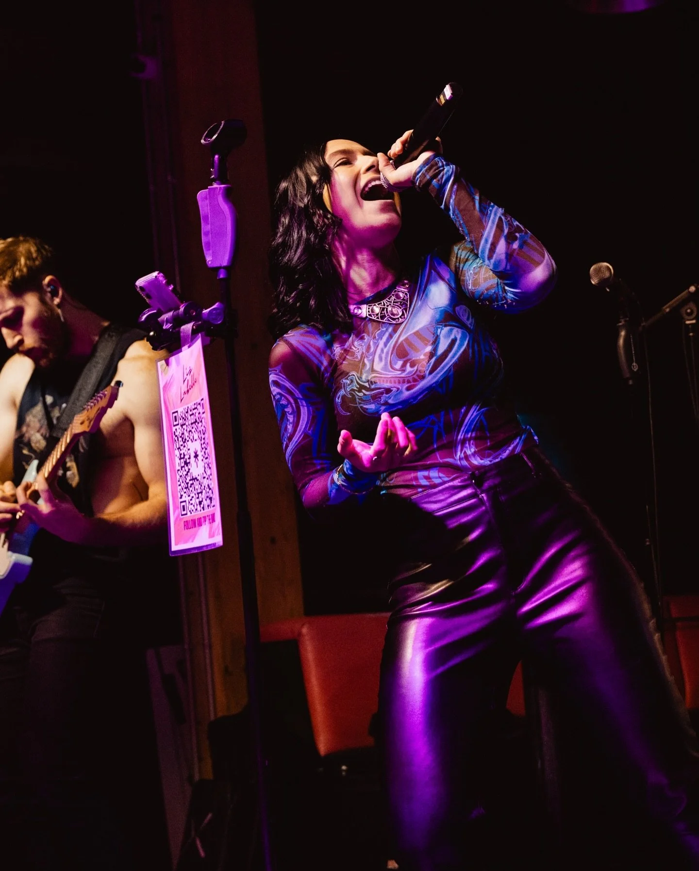 Happy Monday! It&rsquo;s been a minute since I&rsquo;ve posted some live shots. Yes I still work live music! If you have a show coming up, let me know! I want to be there 📸
PS: Thank you for 2k followers! A little gift in my stories for you! 

Photo