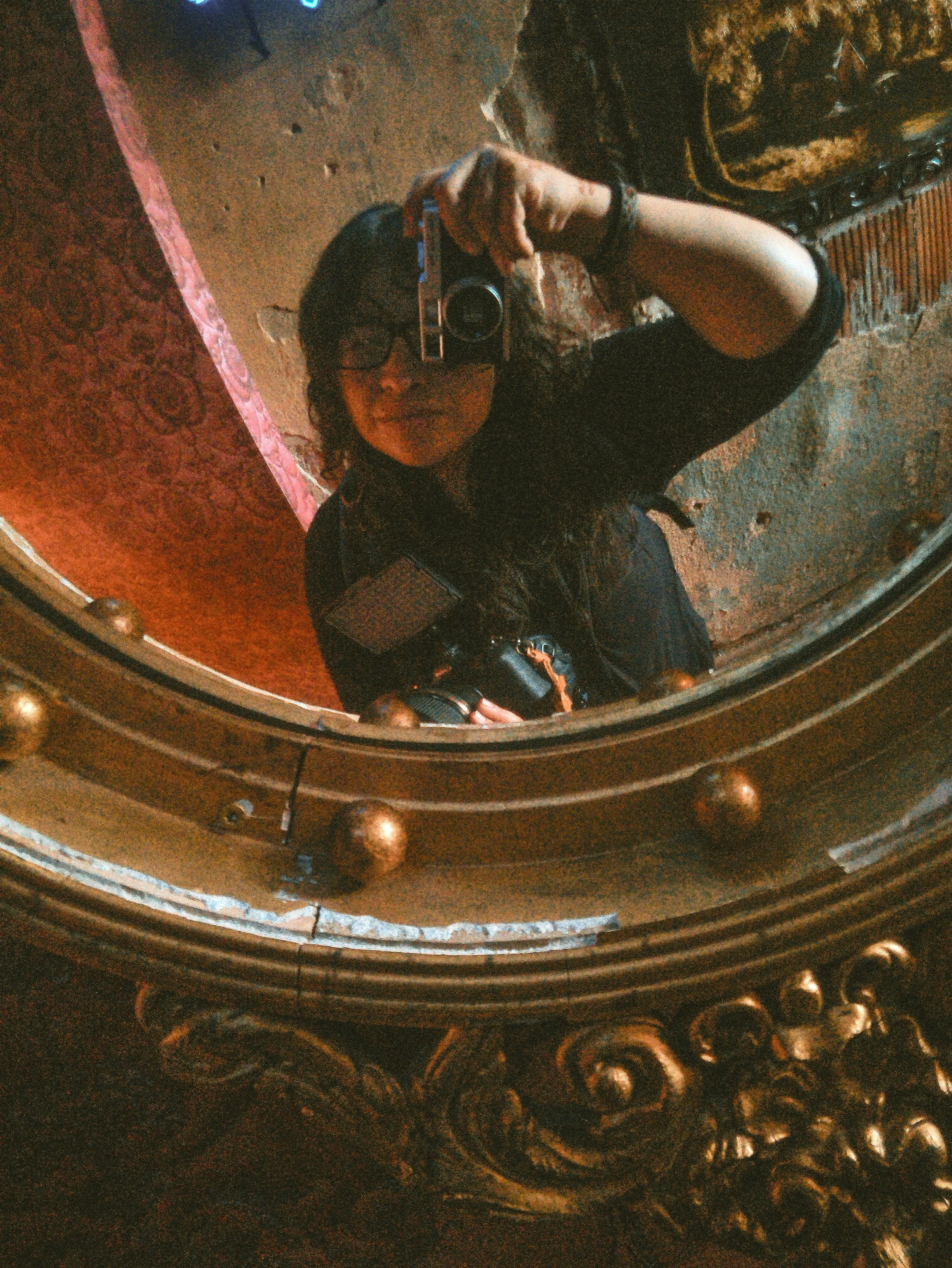 Happy Friday! ✨

I&rsquo;m excited to share that I&rsquo;ll be covering AmericanaFest for my side project/blog, @echozinframe! 📸

I&rsquo;ve always loved music, but I especially love telling stories through photography and video. Echoz In Frame is m