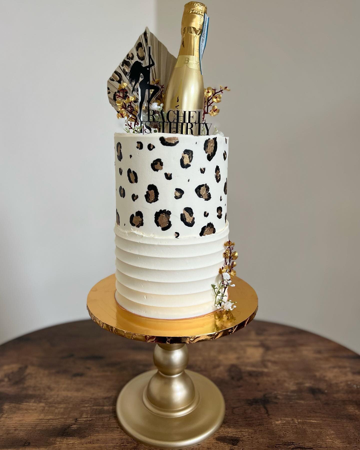 I will never tire of leopard print cakes 

Tall 6&rdquo; lemon with white chocolate buttercream and raspberry jam, dreamy 🤩