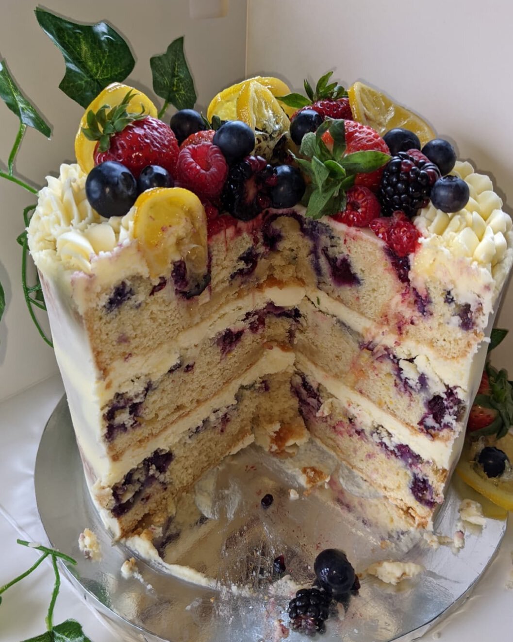 It&rsquo;s what&rsquo;s on the inside that counts 😍

Throwing it back to 2 years ago with the cake guts of this lemon and bluberry cakey goodness, what a dream