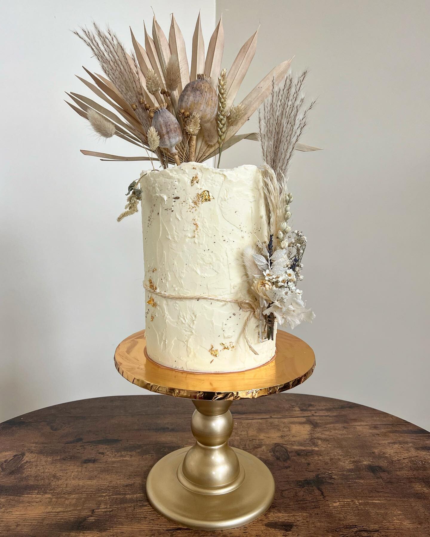 Boho Baby 

Tall 6&rdquo; Biscoff cake decorated with textured buttercream, gold paint, gold leaf, dried flowers and a string-tied dried flower bouquet 💝