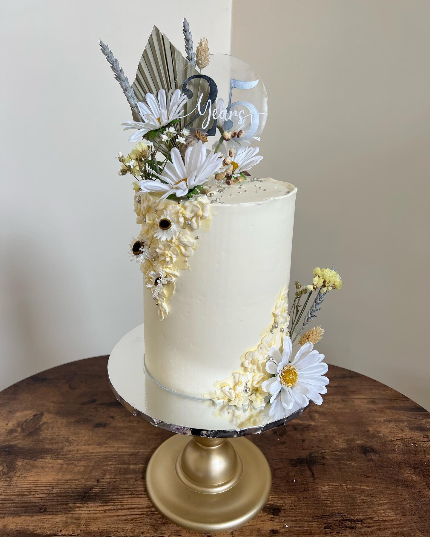 Happy Bank Holiday ✨

Tall 6&rdquo; vanilla &amp; raspberry cake for this silver wedding anniversary, featuring dried, artificial and buttercream flowers 🤍

I will be back to all enquiries tomorrow, have a wonderful day ✨