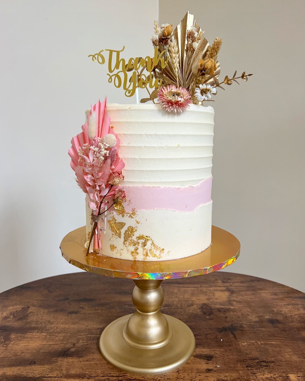 Dried blooms, scalloped buttercream &amp; gold leaf - what more could you want?